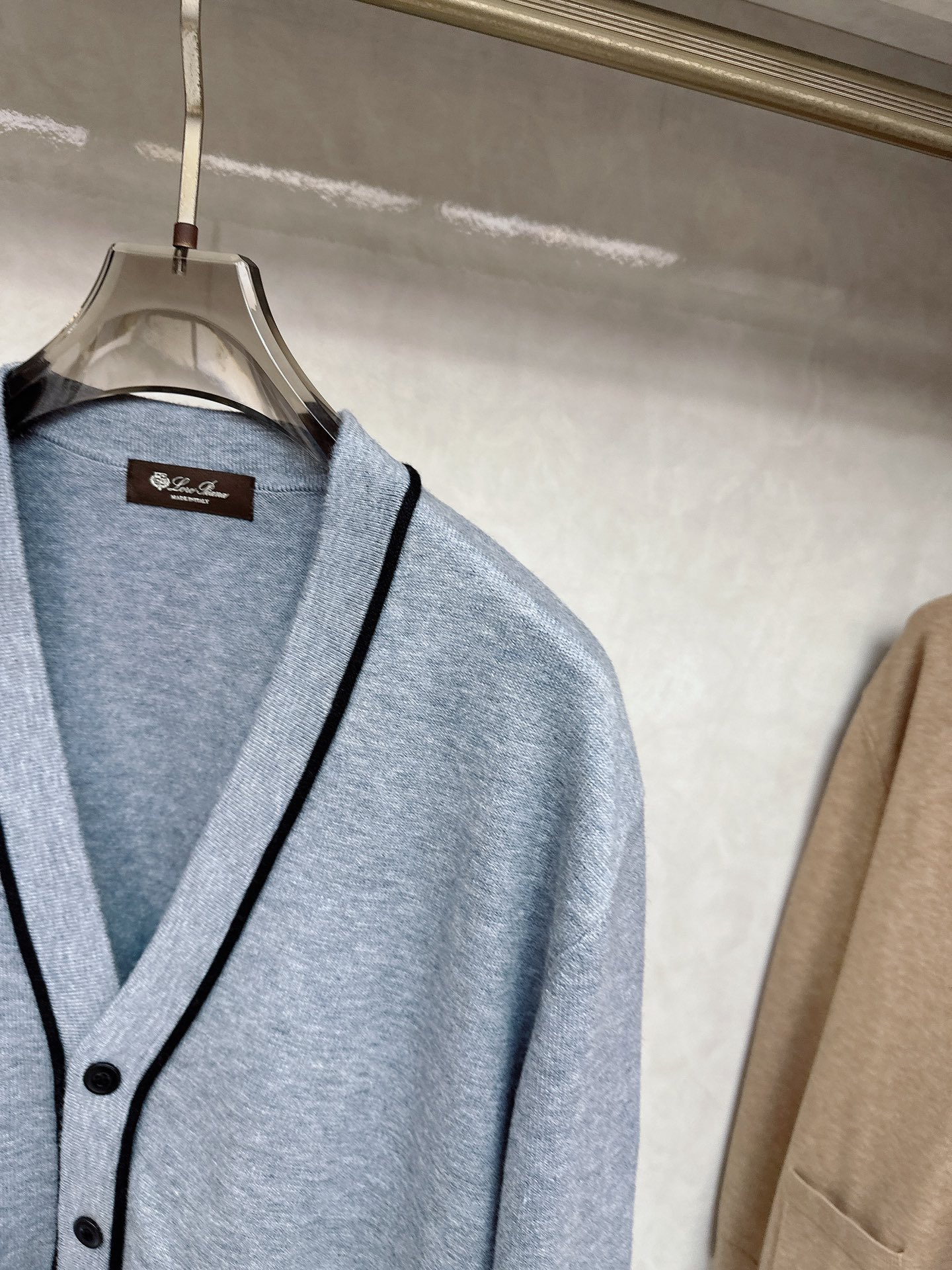 lp🆕 LoroPiana 羊绒针织毛衣开衫，100％顶级羊绒面料，奢级纤维带来云朵般柔糯触感，贴身穿也