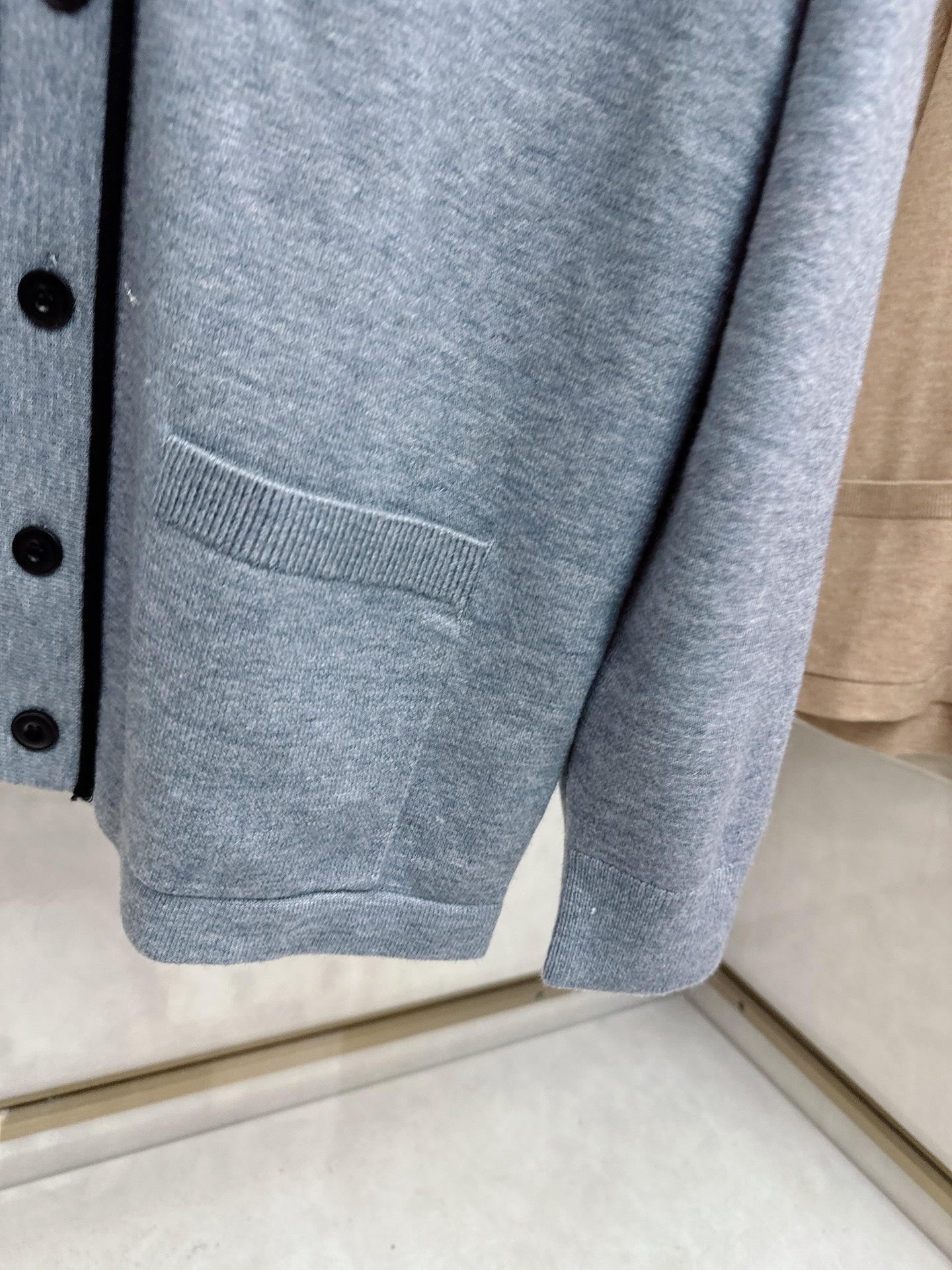 lp🆕 LoroPiana 羊绒针织毛衣开衫，100％顶级羊绒面料，奢级纤维带来云朵般柔糯触感，贴身穿也