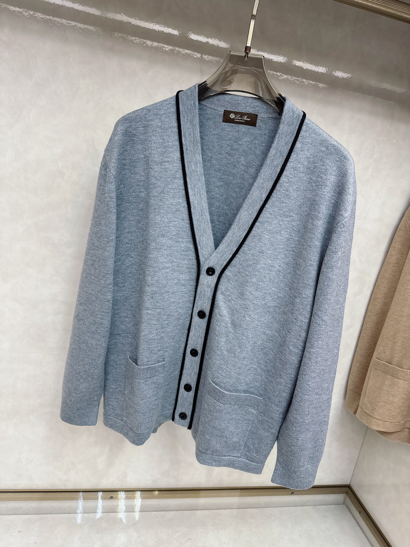 lp🆕 LoroPiana 羊绒针织毛衣开衫，100％顶级羊绒面料，奢级纤维带来云朵般柔糯触感，贴身穿也