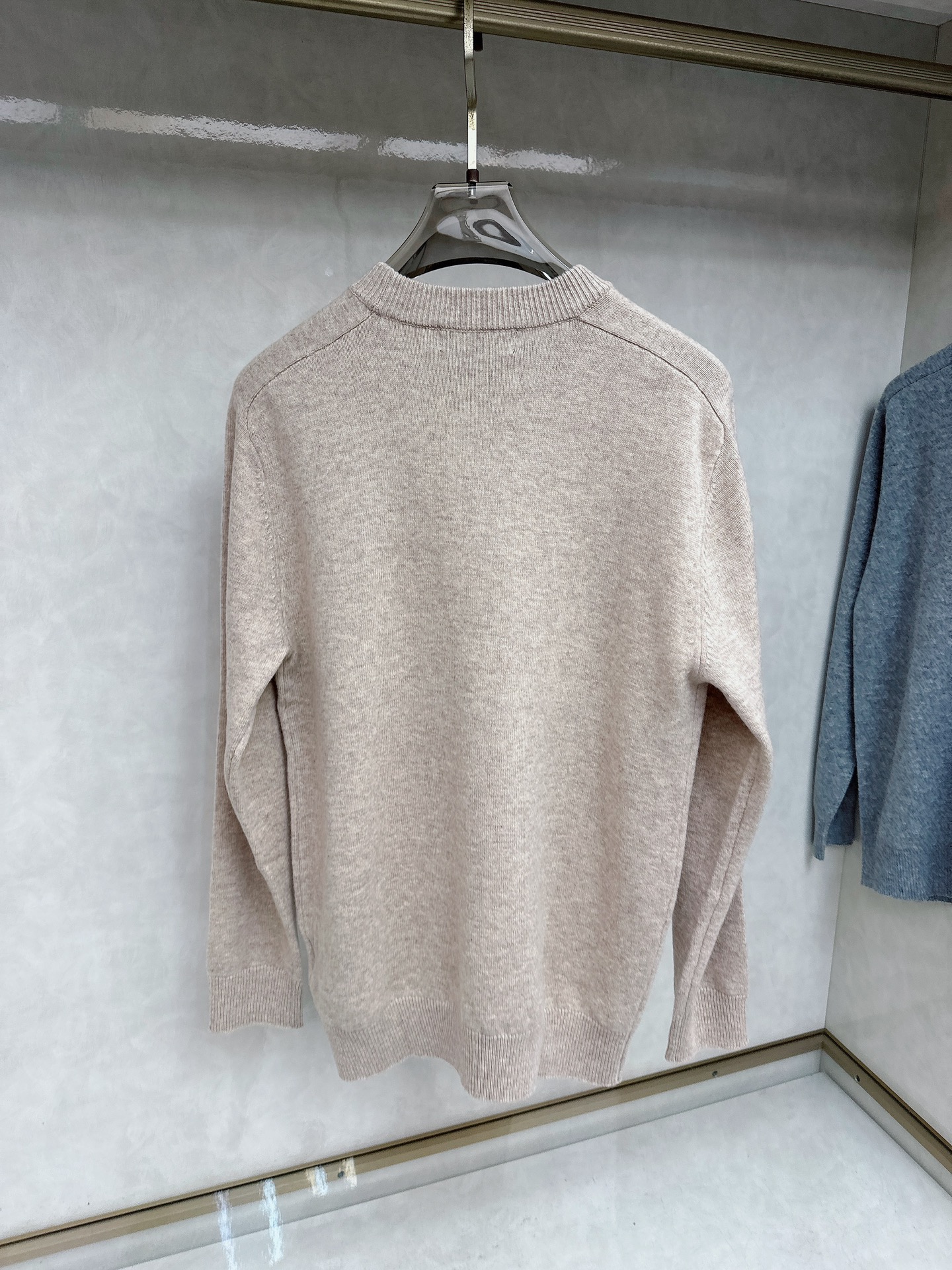 lp🆕 男士圆领羊毛衫，圆领设计简约经典，而且作为时尚界的“万能公式”，圆领T恤与任何下装搭配都毫无违和