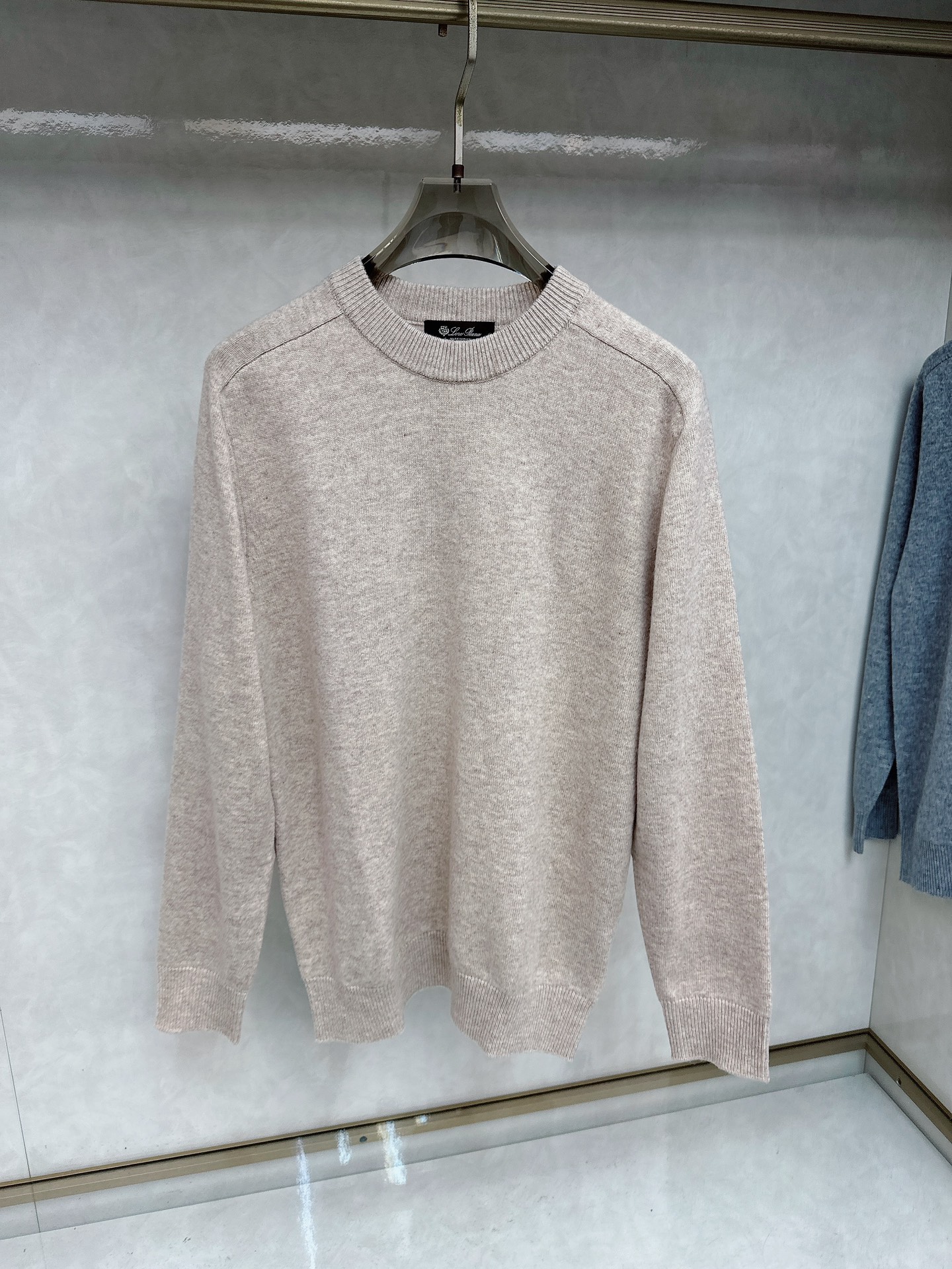 lp🆕 男士圆领羊毛衫，圆领设计简约经典，而且作为时尚界的“万能公式”，圆领T恤与任何下装搭配都毫无违和