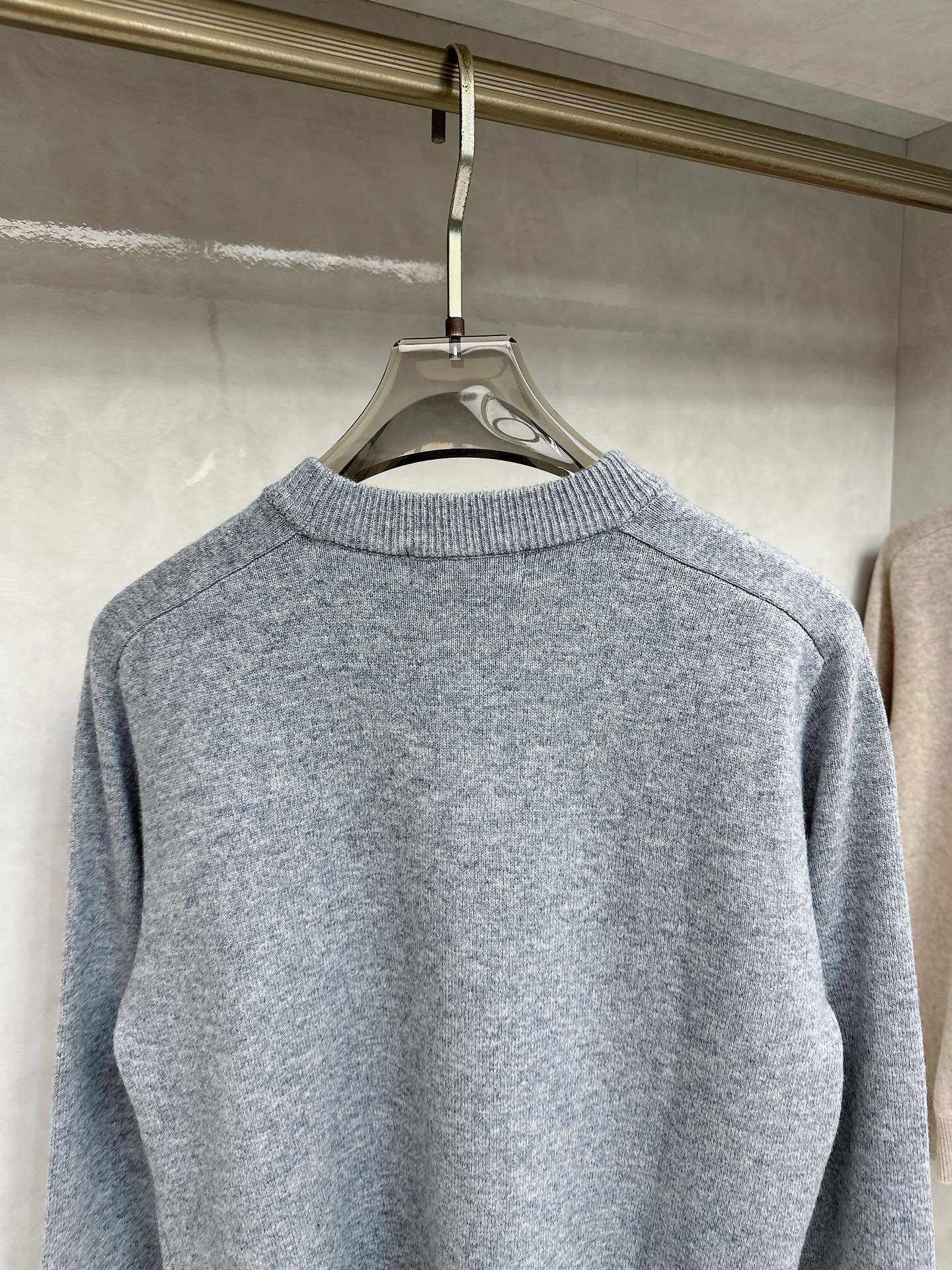 lp🆕 男士圆领羊毛衫，圆领设计简约经典，而且作为时尚界的“万能公式”，圆领T恤与任何下装搭配都毫无违和