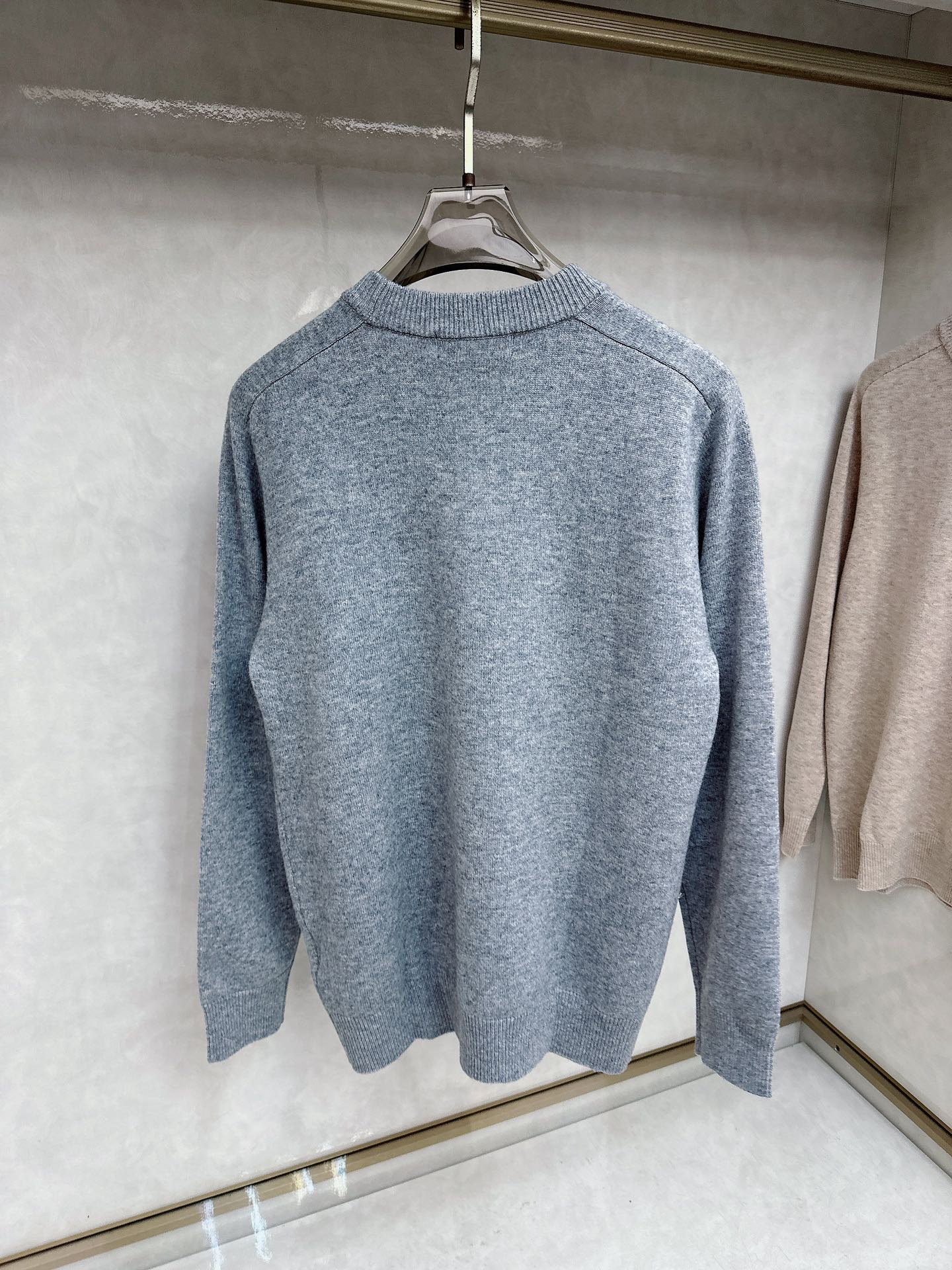 lp🆕 男士圆领羊毛衫，圆领设计简约经典，而且作为时尚界的“万能公式”，圆领T恤与任何下装搭配都毫无违和