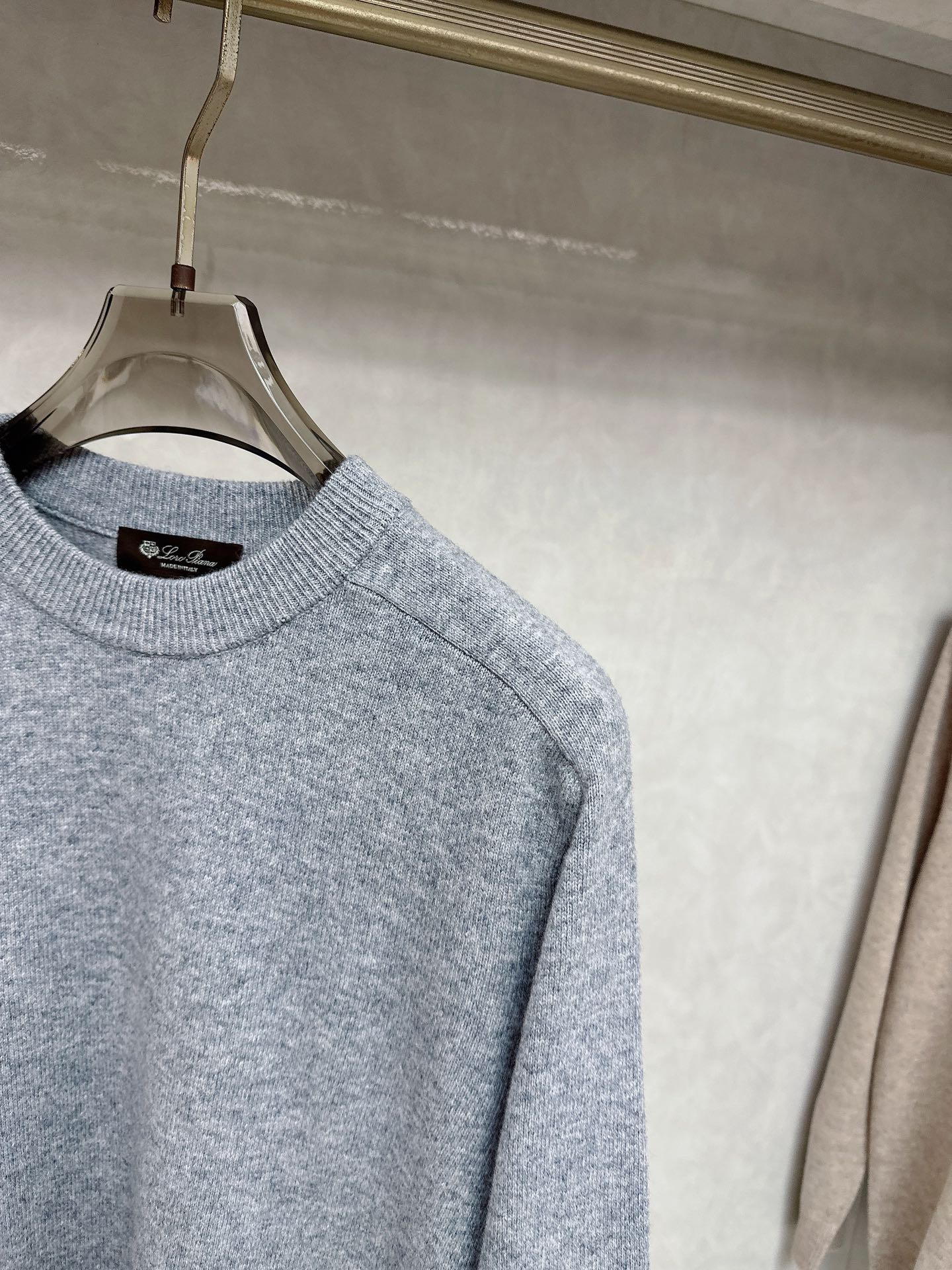 lp🆕 男士圆领羊毛衫，圆领设计简约经典，而且作为时尚界的“万能公式”，圆领T恤与任何下装搭配都毫无违和