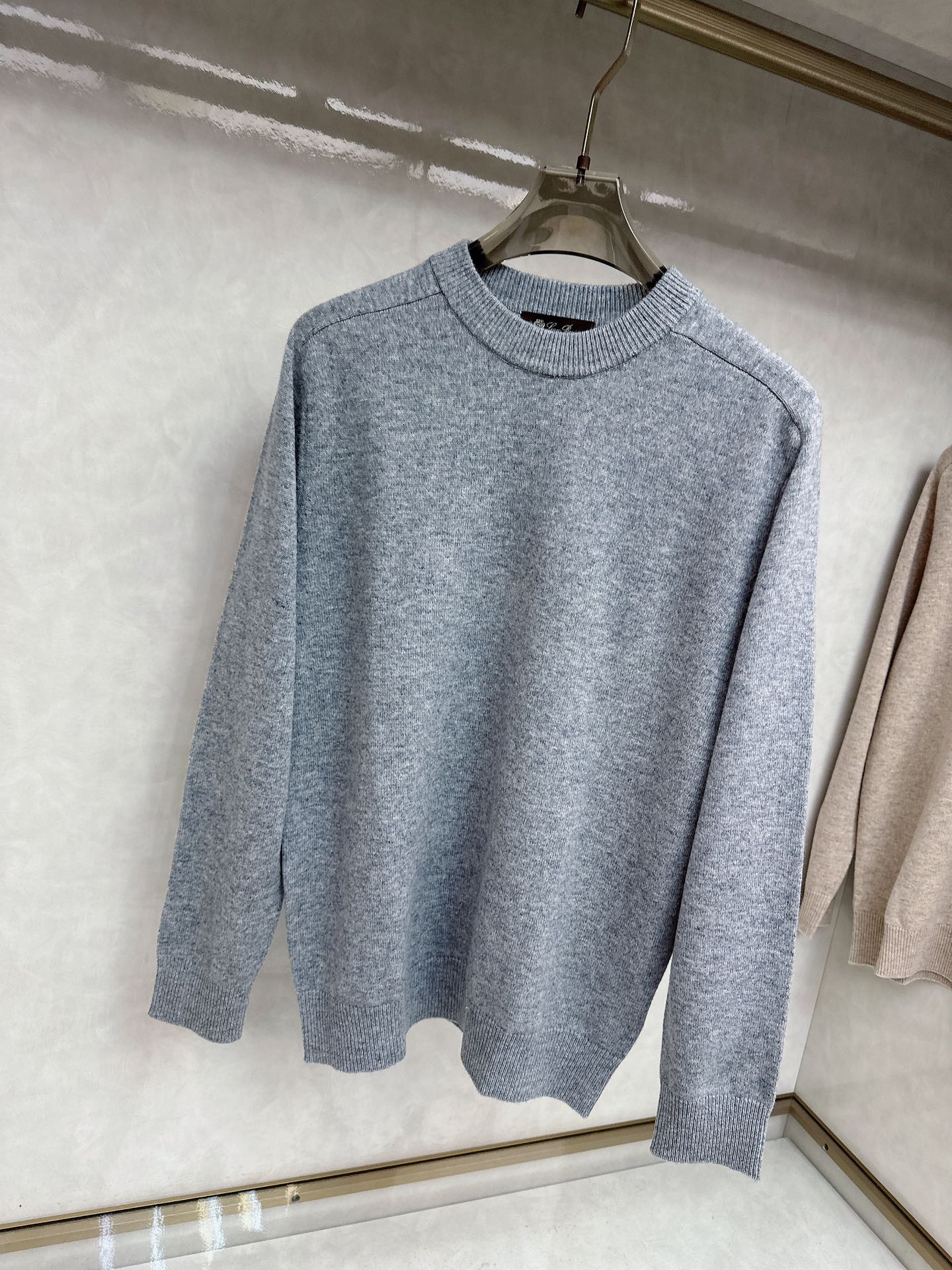 lp🆕 男士圆领羊毛衫，圆领设计简约经典，而且作为时尚界的“万能公式”，圆领T恤与任何下装搭配都毫无违和