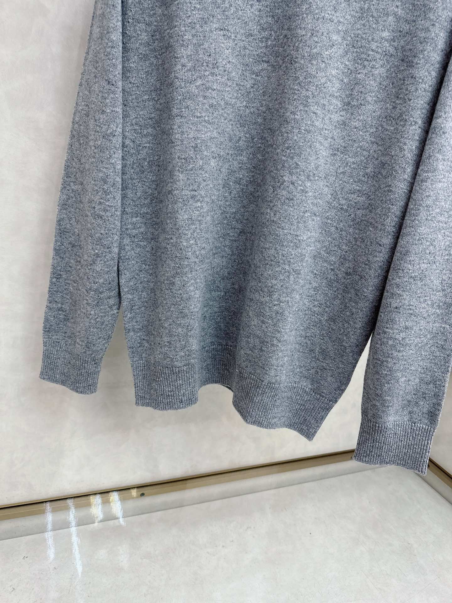 lp🆕 男士圆领羊毛衫，圆领设计简约经典，而且作为时尚界的“万能公式”，圆领T恤与任何下装搭配都毫无违和