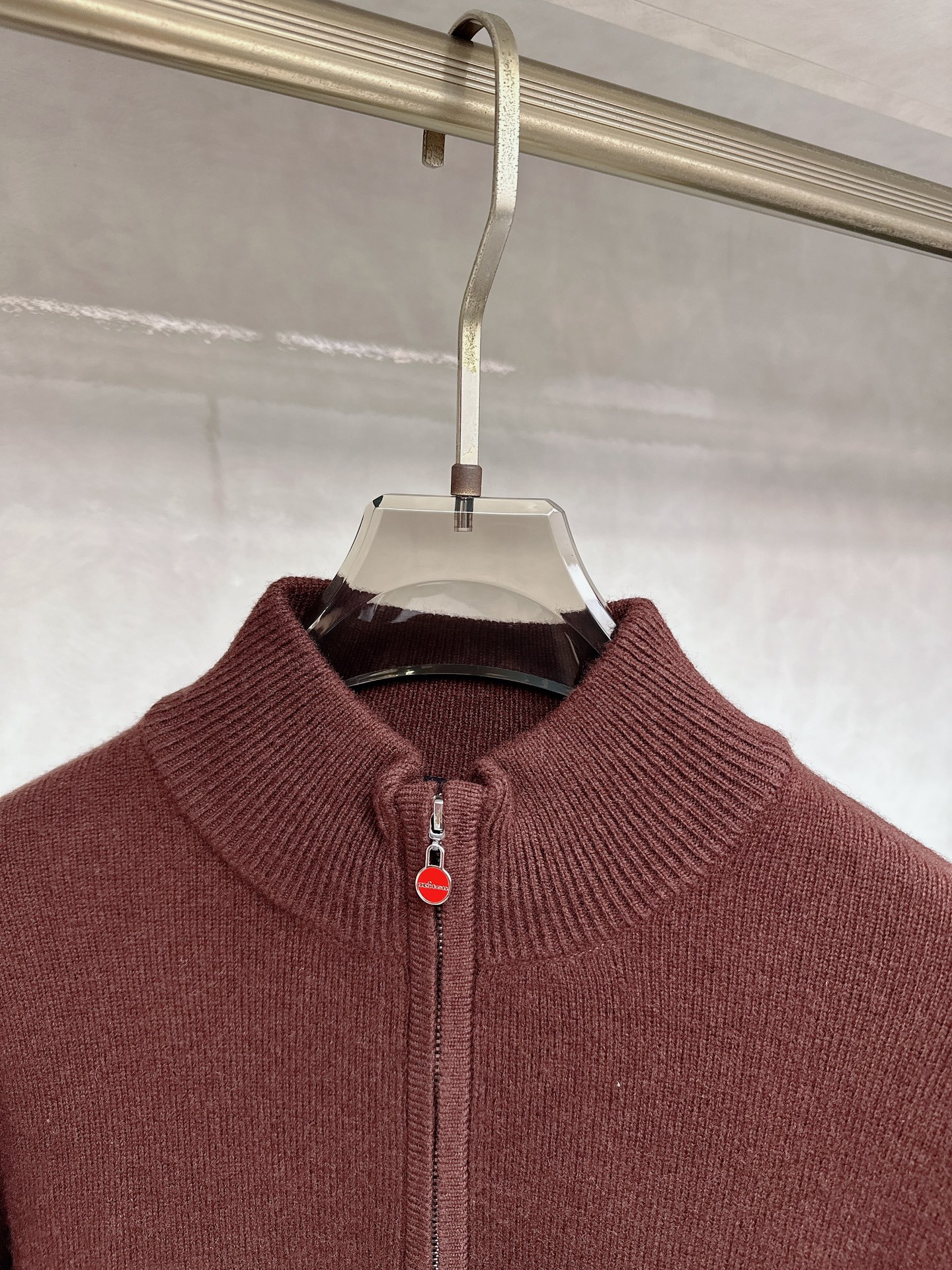 Kiton 2025秋冬新款男士休闲，采用进口优质羊毛衫，简单LOGO拉链标识设计！代表品牌形象 简洁舒