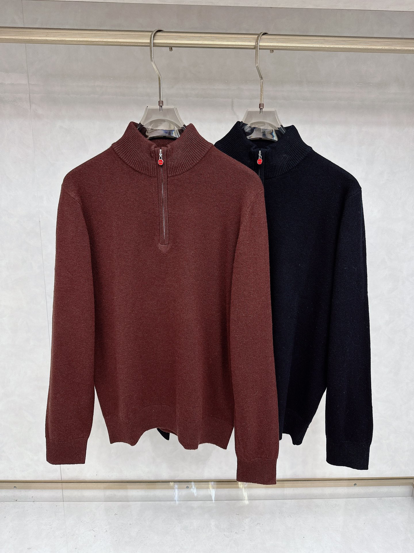 Kiton 2025秋冬新款男士休闲，采用进口优质羊毛衫，简单LOGO拉链标识设计！代表品牌形象 简洁舒