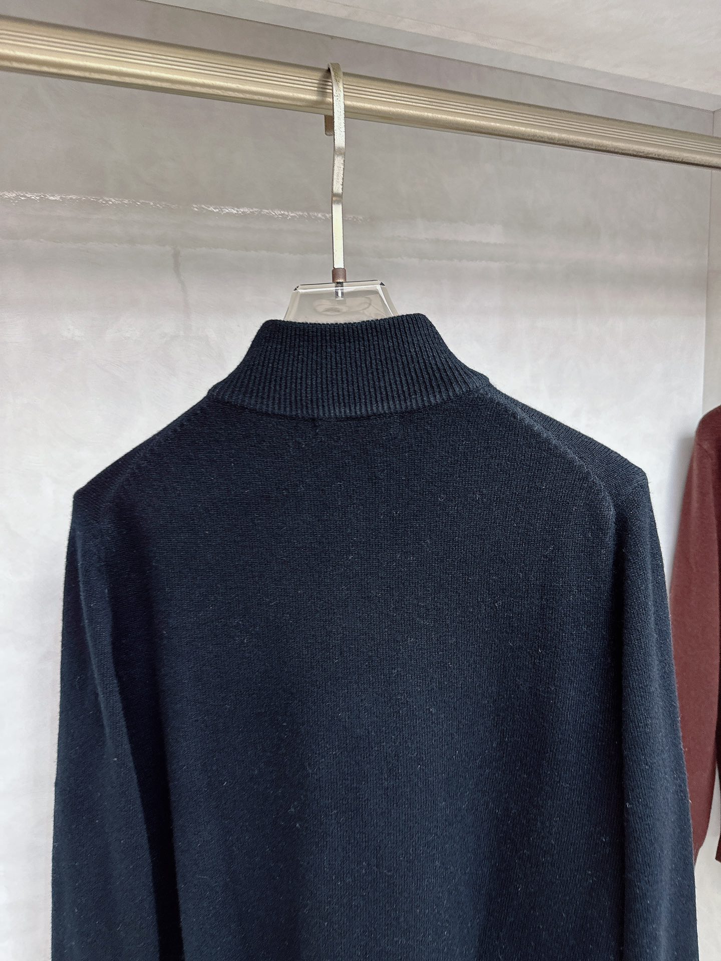 Kiton 2025秋冬新款男士休闲，采用进口优质羊毛衫，简单LOGO拉链标识设计！代表品牌形象 简洁舒