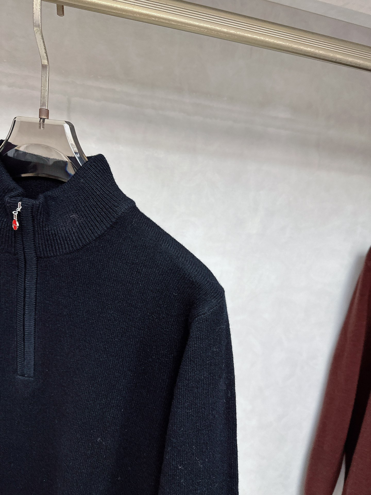 Kiton 2025秋冬新款男士休闲，采用进口优质羊毛衫，简单LOGO拉链标识设计！代表品牌形象 简洁舒