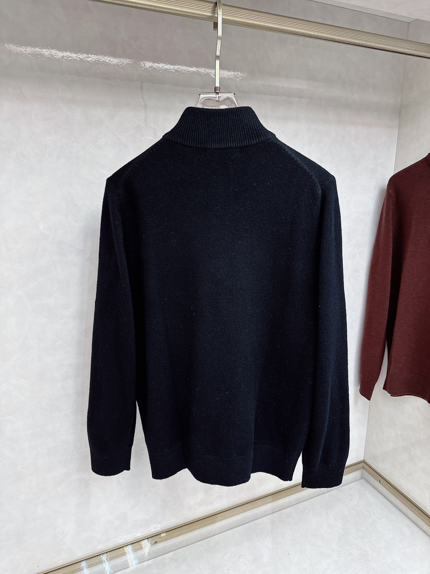 Kiton 2025秋冬新款男士休闲，采用进口优质羊毛衫，简单LOGO拉链标识设计！代表品牌形象 简洁舒