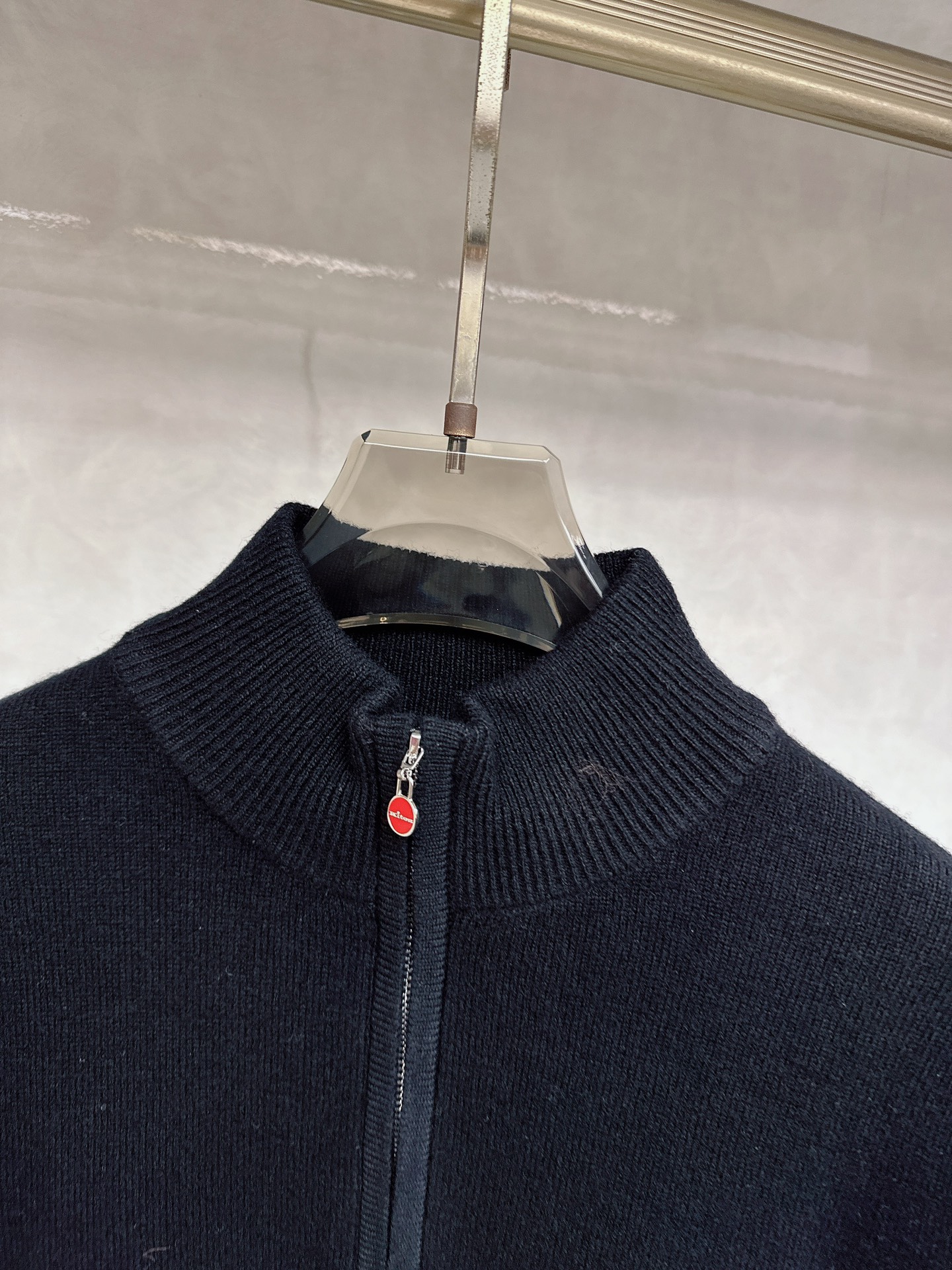 Kiton 2025秋冬新款男士休闲，采用进口优质羊毛衫，简单LOGO拉链标识设计！代表品牌形象 简洁舒