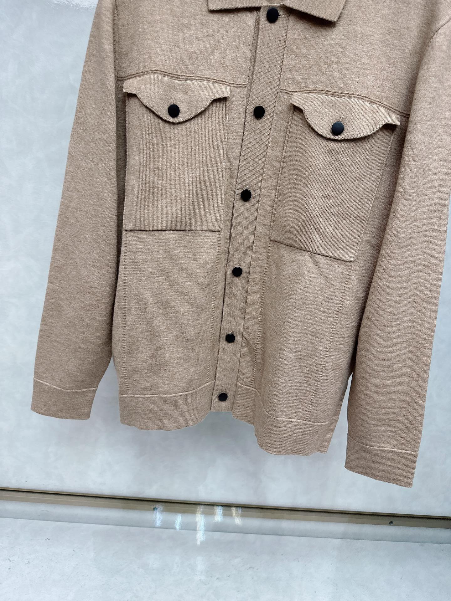 kiton 2025SS秋冬新款毛呢翻领夹克外套，面料与辅料皆为客供，定织定染而成，触感极为柔软细腻，细