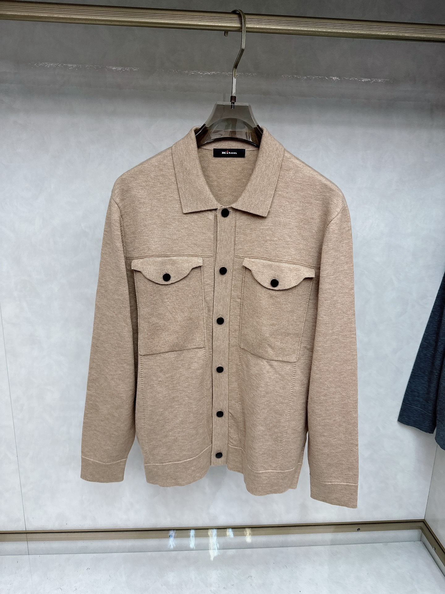 kiton 2025SS秋冬新款毛呢翻领夹克外套，面料与辅料皆为客供，定织定染而成，触感极为柔软细腻，细