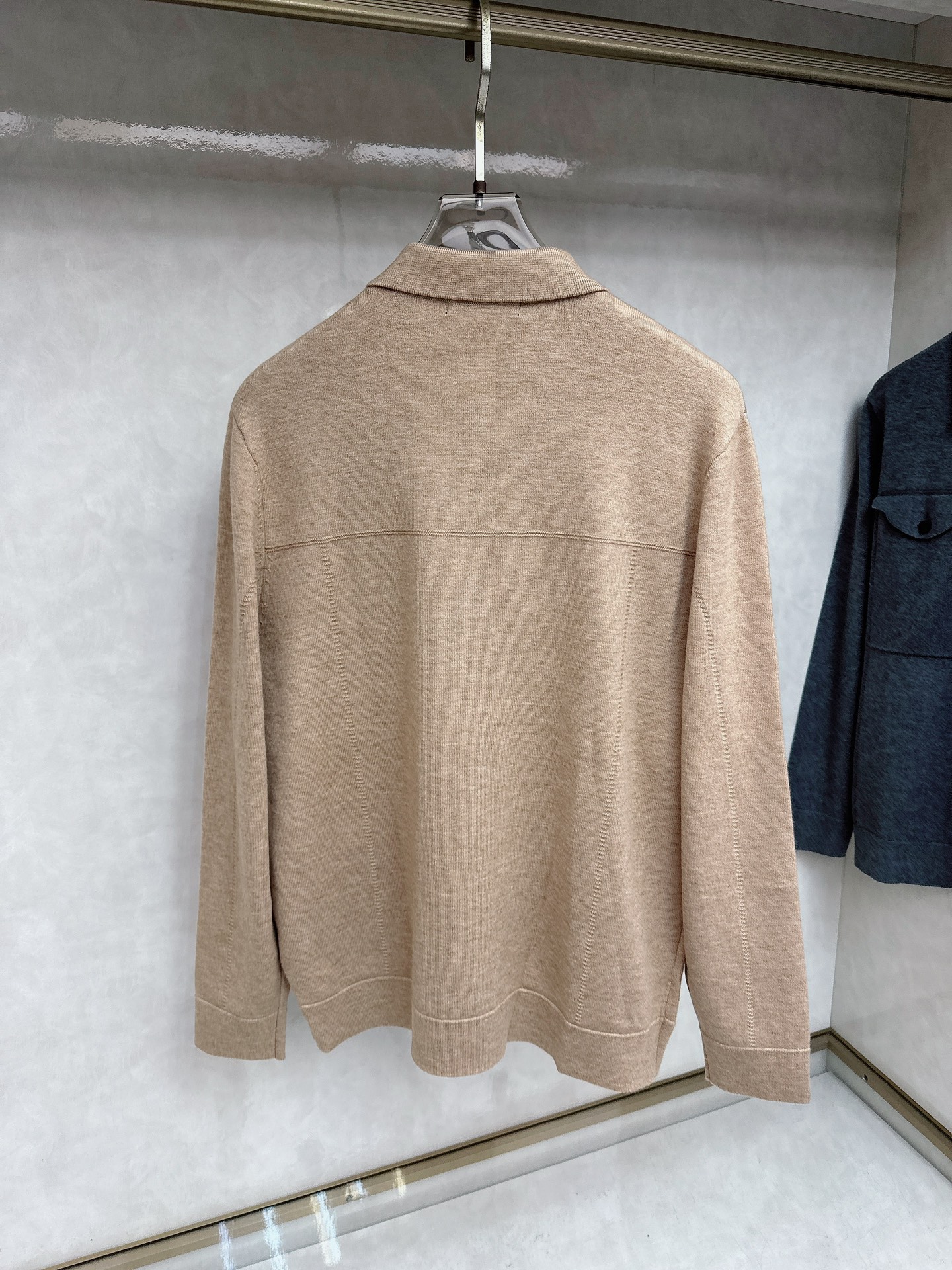 kiton 2025SS秋冬新款毛呢翻领夹克外套，面料与辅料皆为客供，定织定染而成，触感极为柔软细腻，细