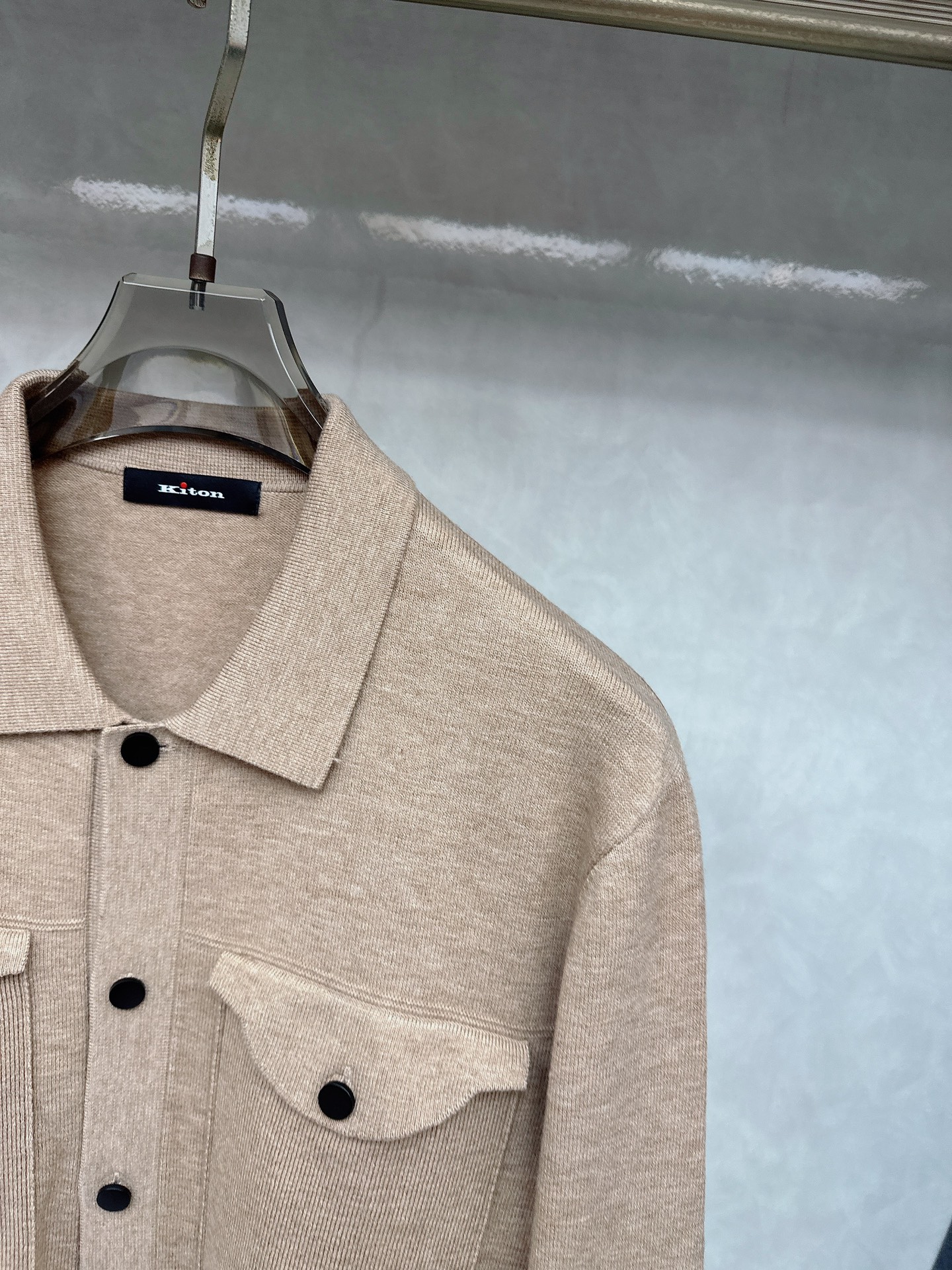 kiton 2025SS秋冬新款毛呢翻领夹克外套，面料与辅料皆为客供，定织定染而成，触感极为柔软细腻，细