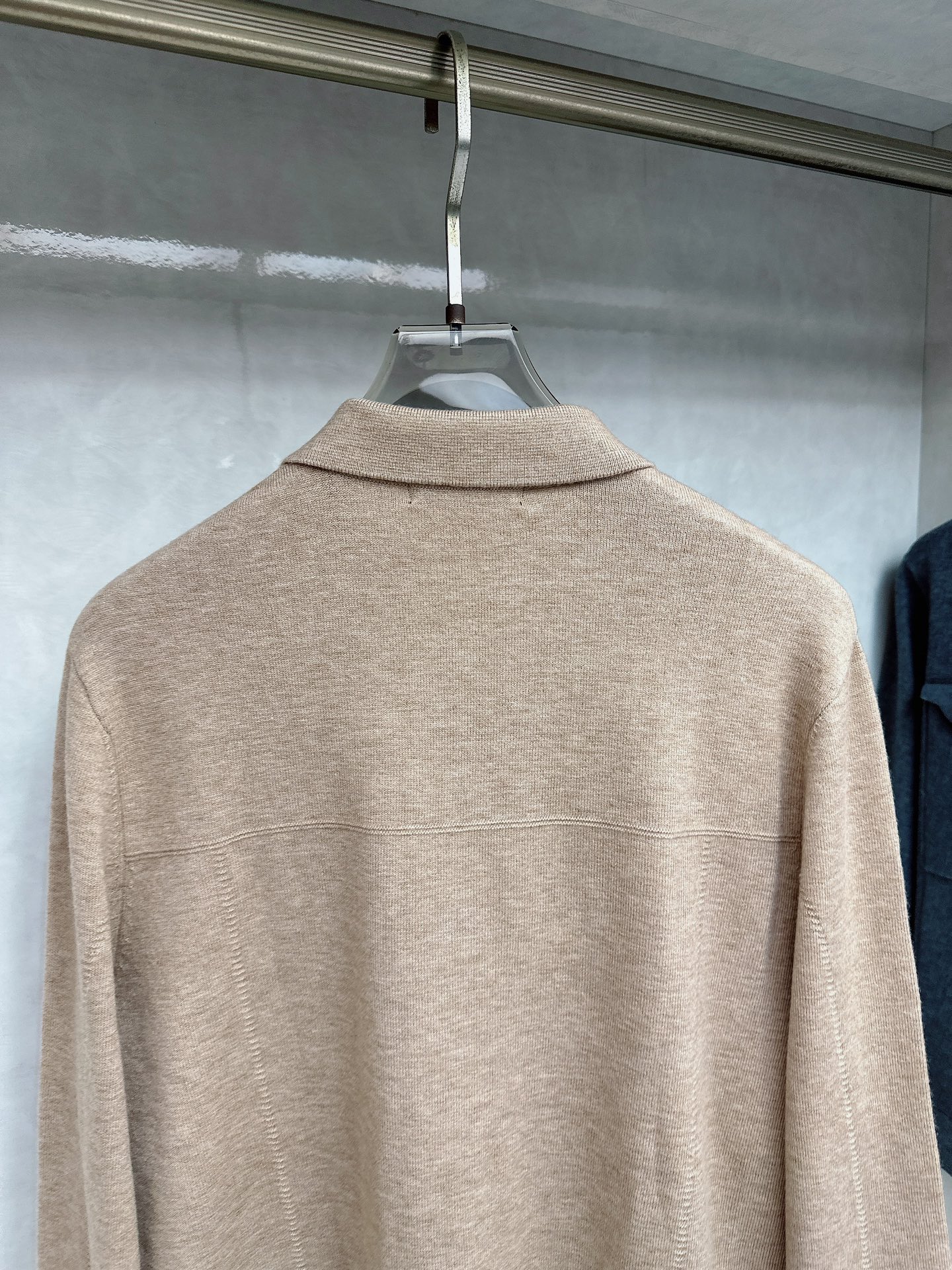 kiton 2025SS秋冬新款毛呢翻领夹克外套，面料与辅料皆为客供，定织定染而成，触感极为柔软细腻，细