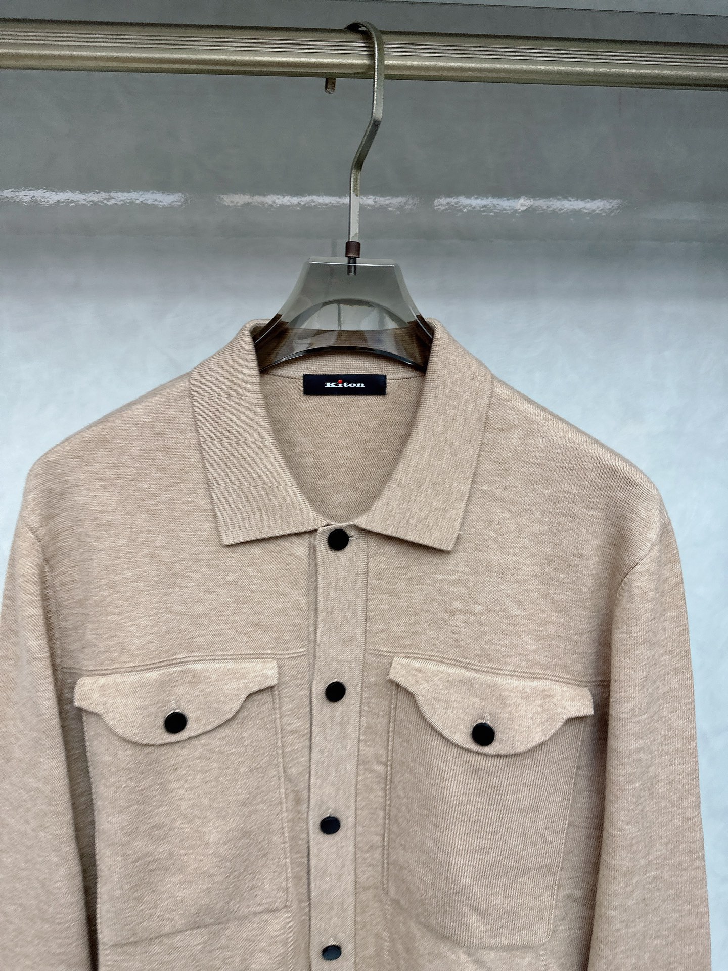 kiton 2025SS秋冬新款毛呢翻领夹克外套，面料与辅料皆为客供，定织定染而成，触感极为柔软细腻，细