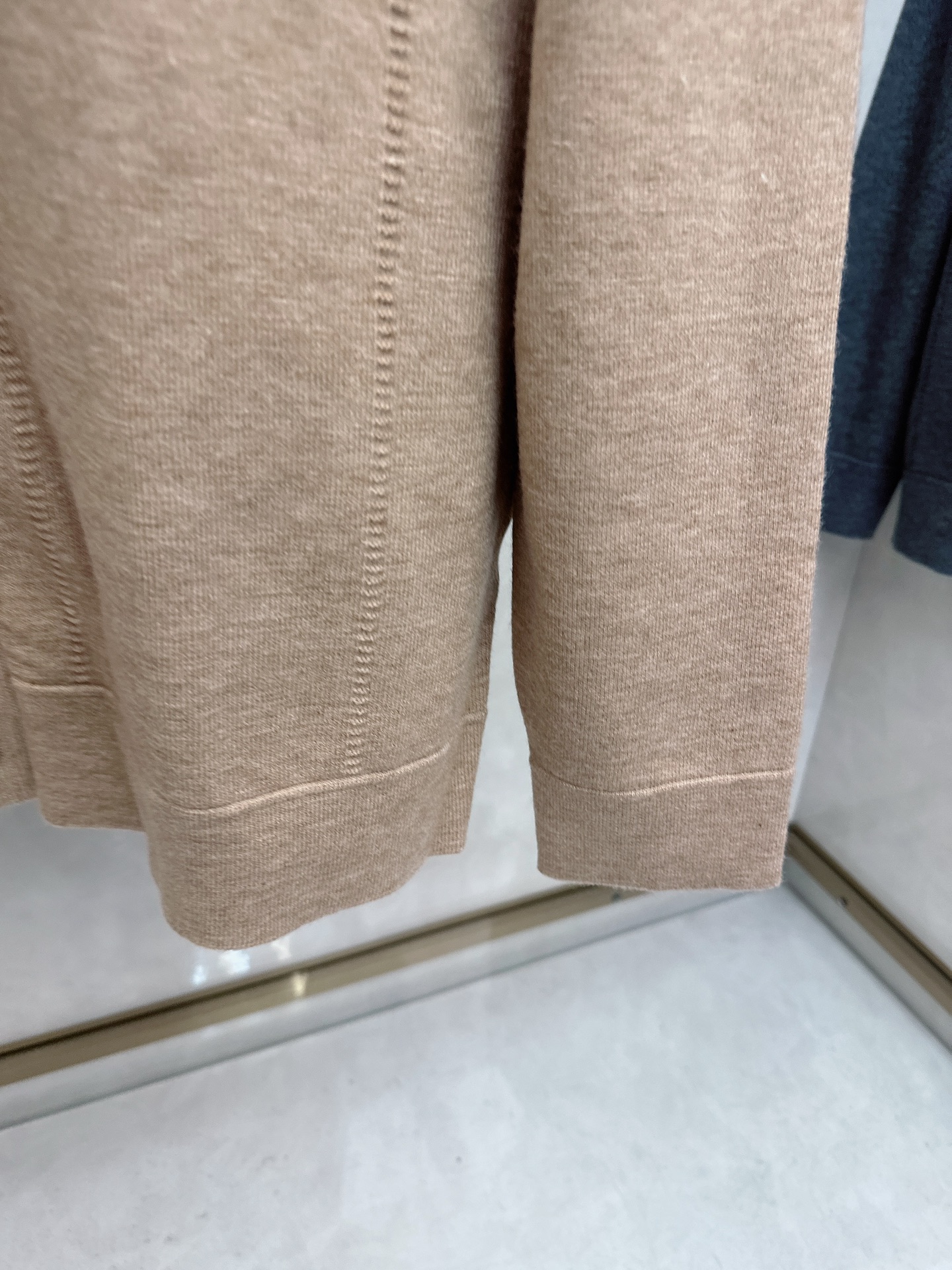 kiton 2025SS秋冬新款毛呢翻领夹克外套，面料与辅料皆为客供，定织定染而成，触感极为柔软细腻，细