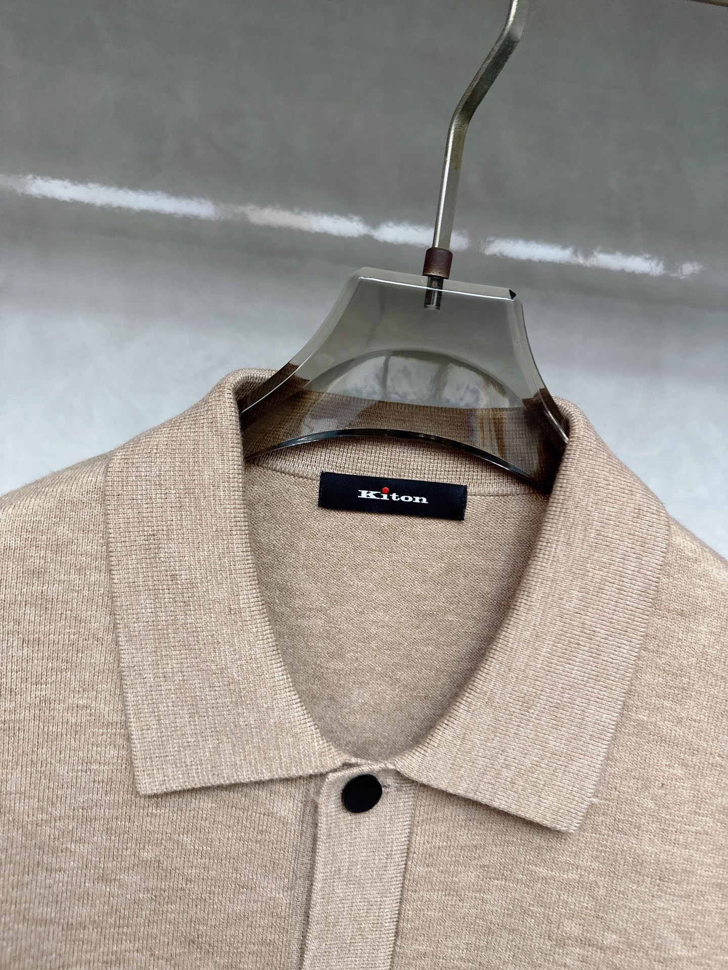 kiton 2025SS秋冬新款毛呢翻领夹克外套，面料与辅料皆为客供，定织定染而成，触感极为柔软细腻，细