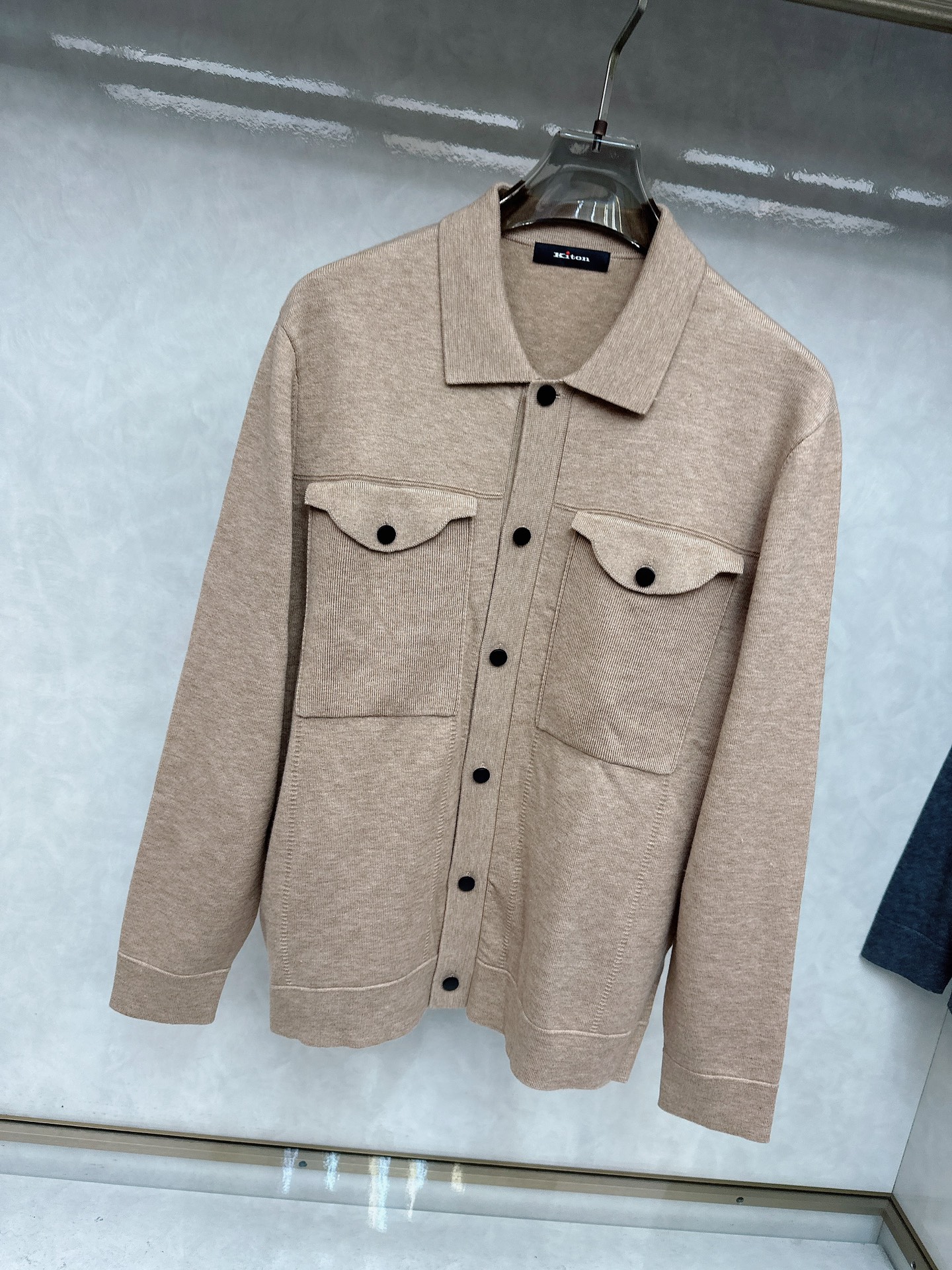 kiton 2025SS秋冬新款毛呢翻领夹克外套，面料与辅料皆为客供，定织定染而成，触感极为柔软细腻，细