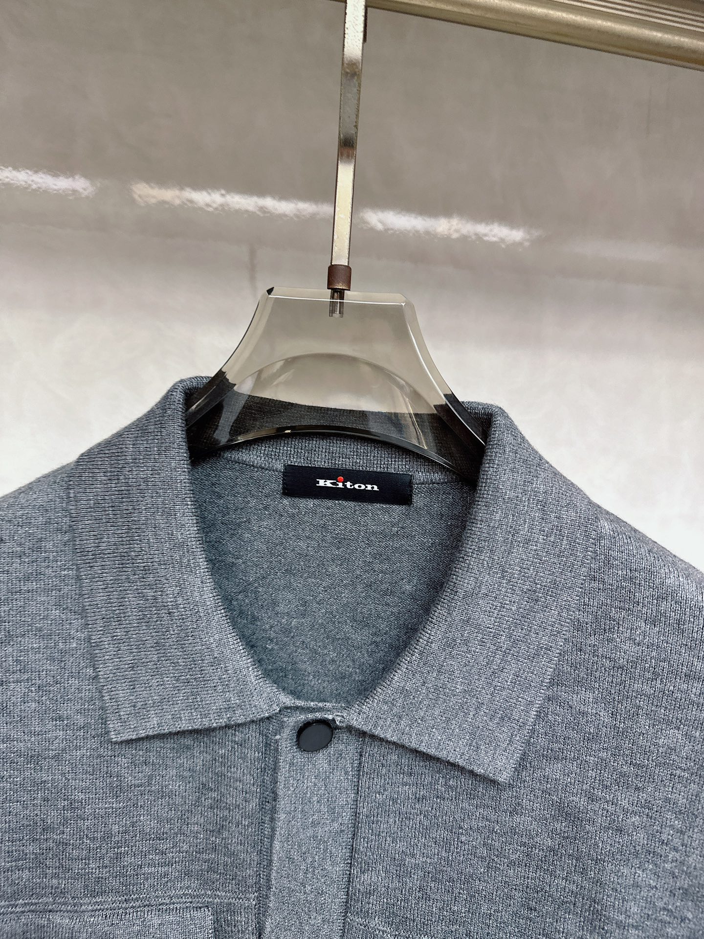 kiton 2025SS秋冬新款毛呢翻领夹克外套，面料与辅料皆为客供，定织定染而成，触感极为柔软细腻，细