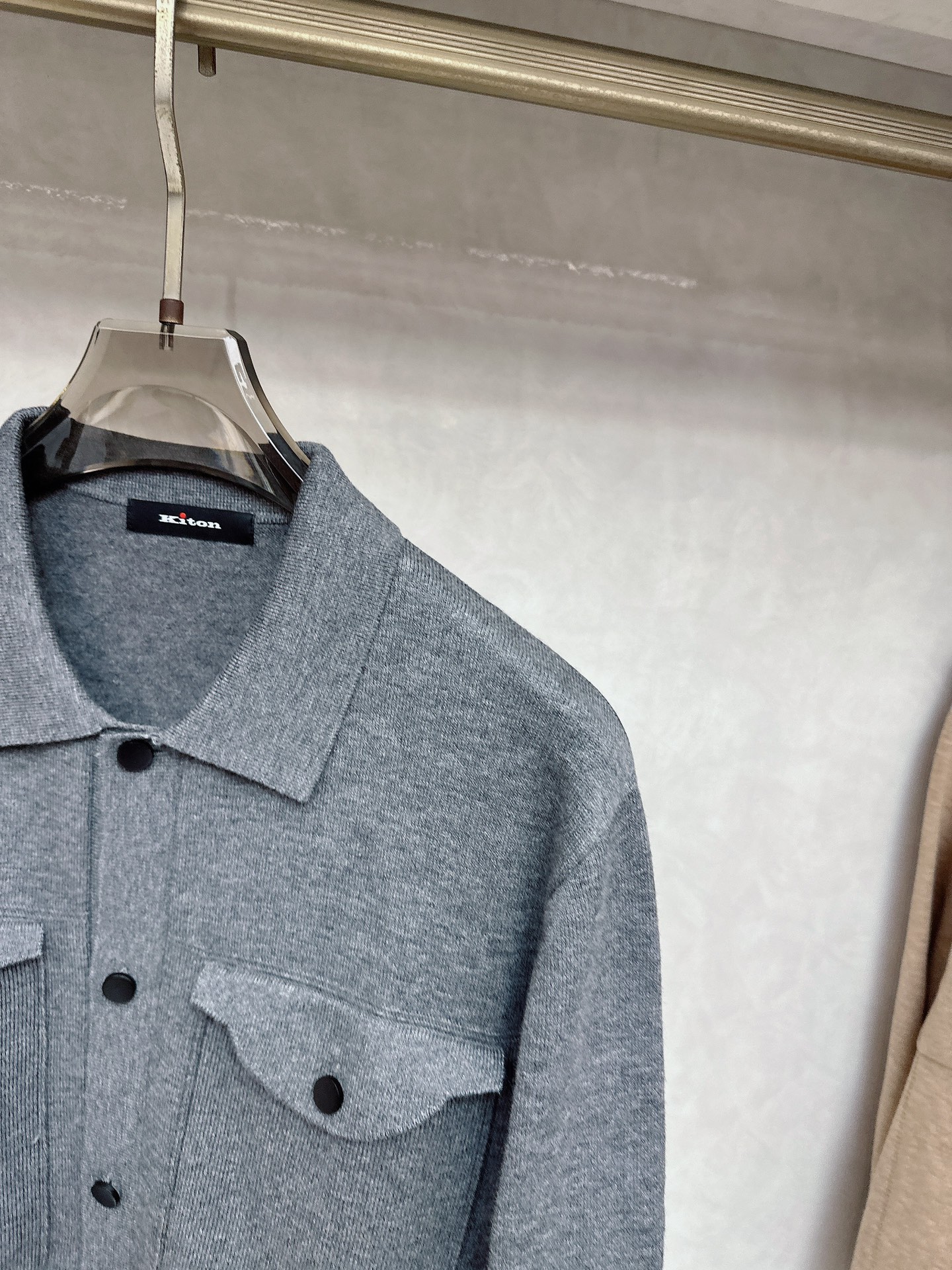 kiton 2025SS秋冬新款毛呢翻领夹克外套，面料与辅料皆为客供，定织定染而成，触感极为柔软细腻，细