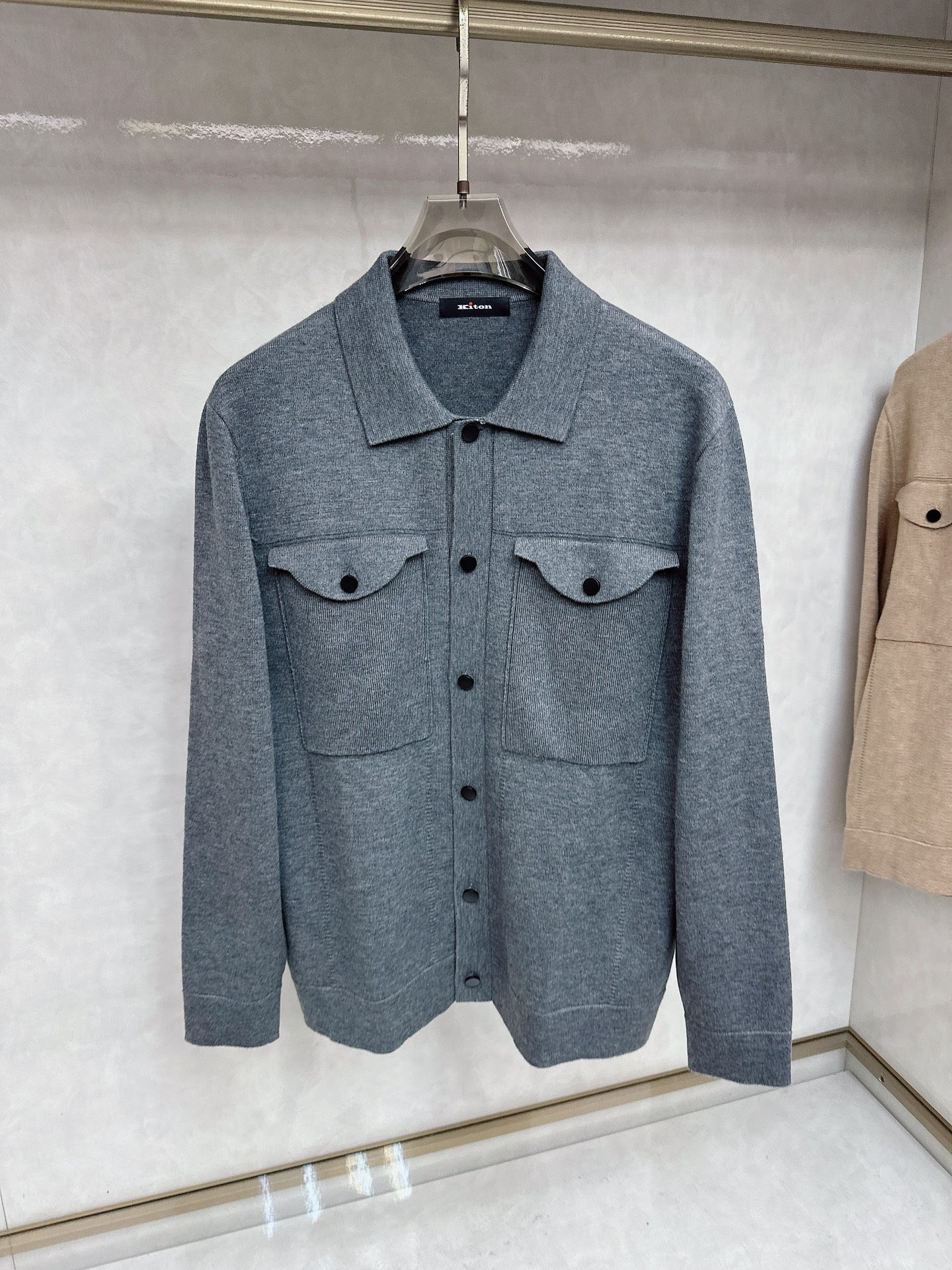 kiton 2025SS秋冬新款毛呢翻领夹克外套，面料与辅料皆为客供，定织定染而成，触感极为柔软细腻，细