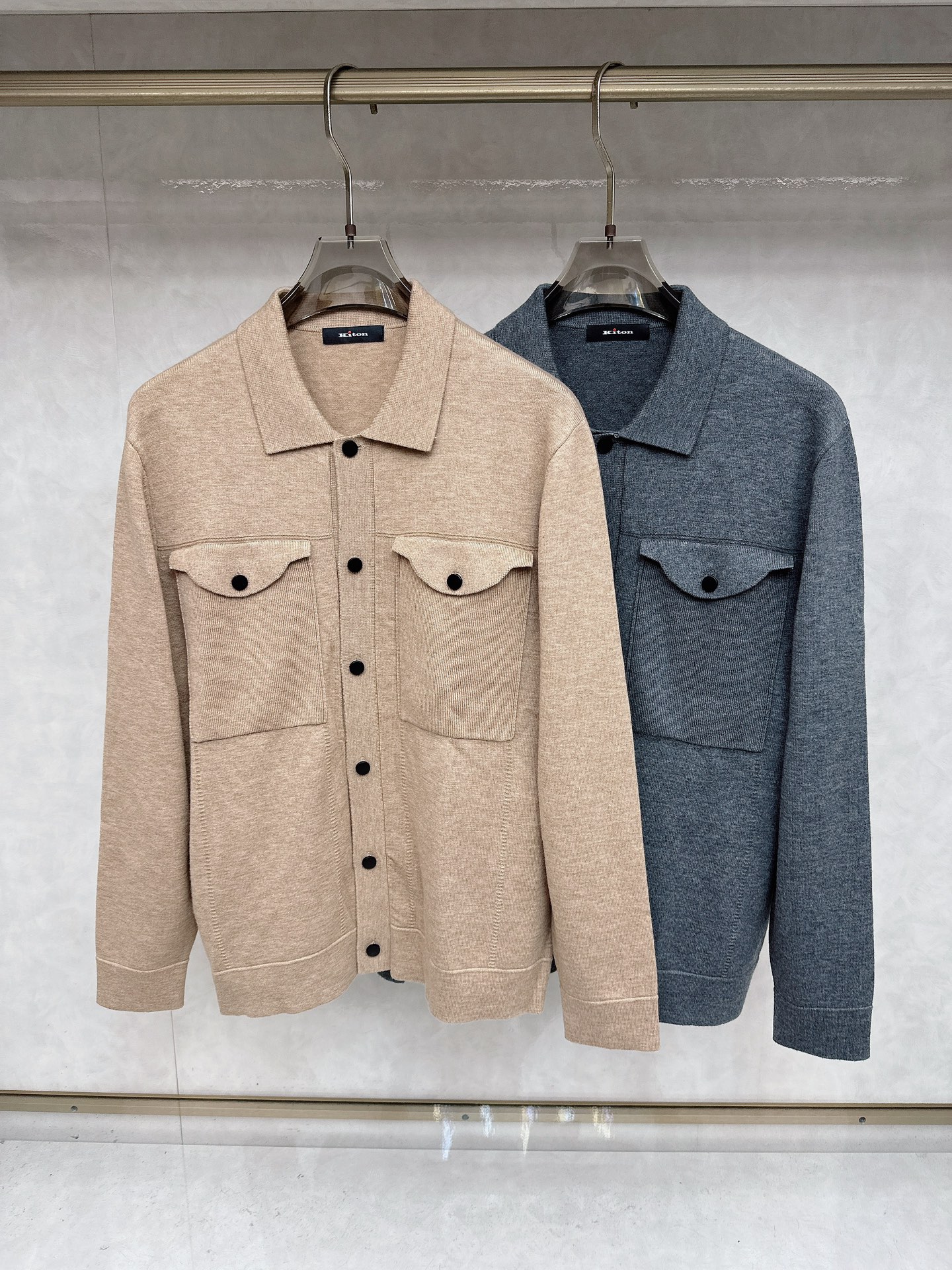 kiton 2025SS秋冬新款毛呢翻领夹克外套，面料与辅料皆为客供，定织定染而成，触感极为柔软细腻，细