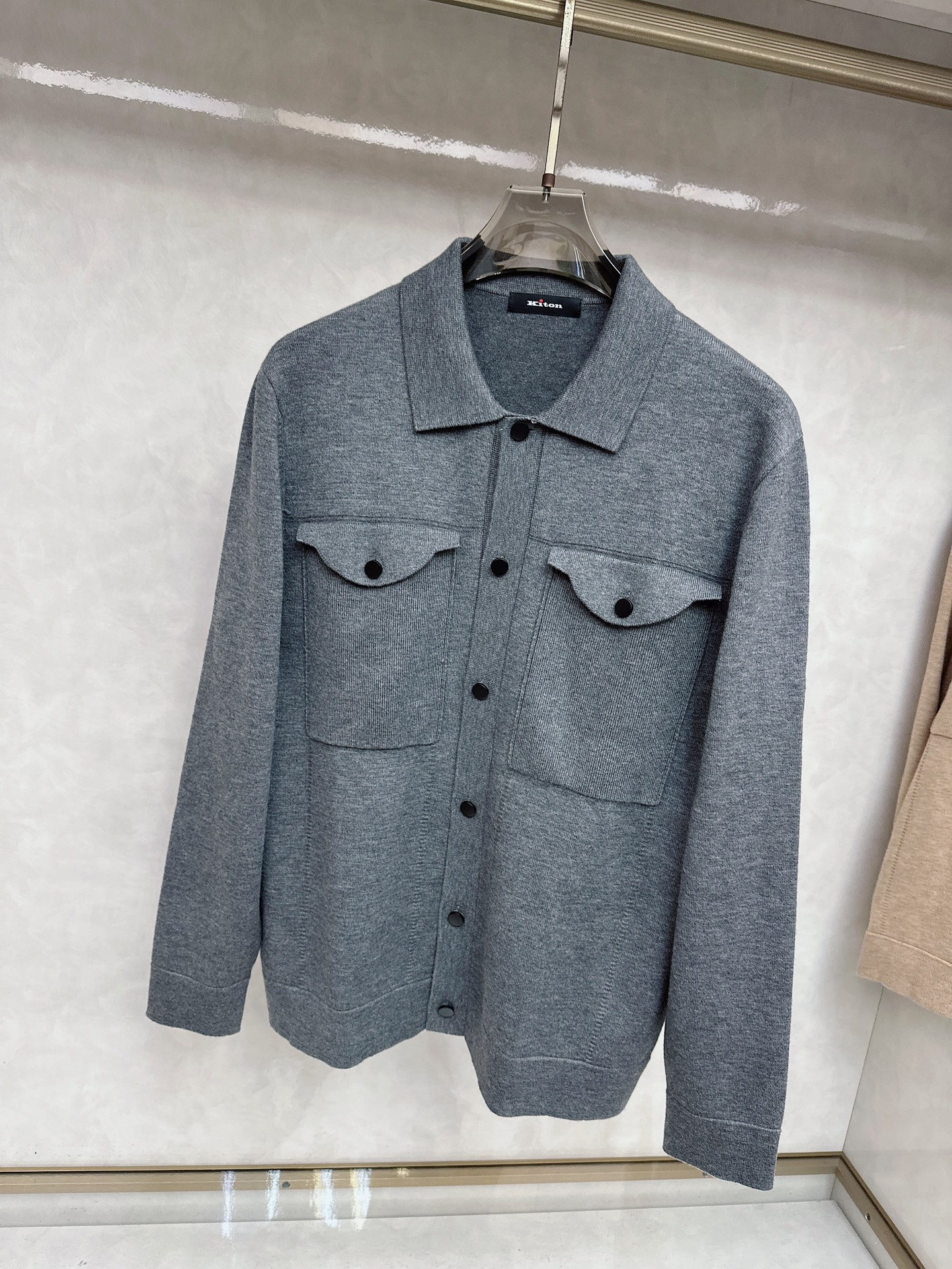 kiton 2025SS秋冬新款毛呢翻领夹克外套，面料与辅料皆为客供，定织定染而成，触感极为柔软细腻，细