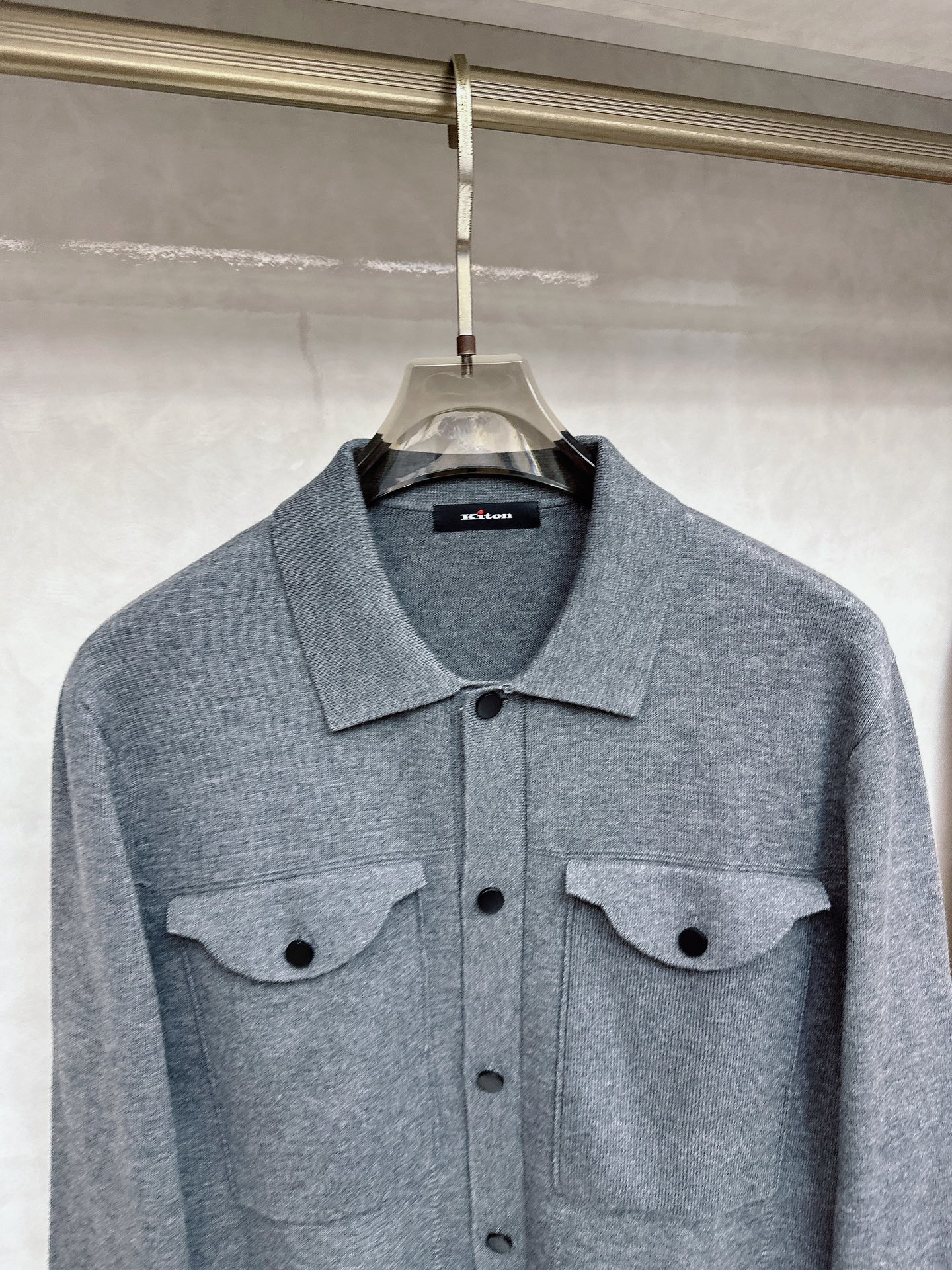 kiton 2025SS秋冬新款毛呢翻领夹克外套，面料与辅料皆为客供，定织定染而成，触感极为柔软细腻，细