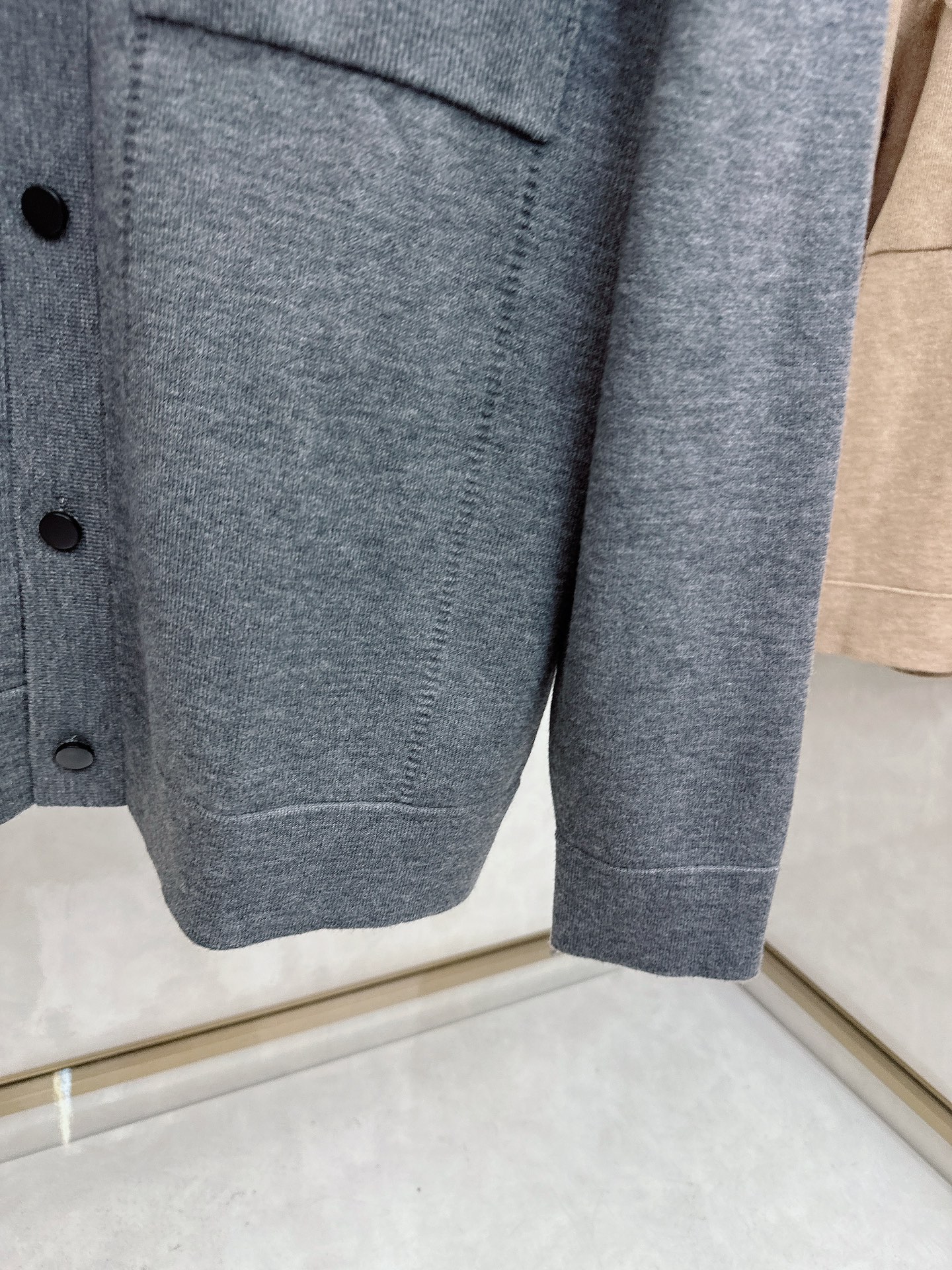 kiton 2025SS秋冬新款毛呢翻领夹克外套，面料与辅料皆为客供，定织定染而成，触感极为柔软细腻，细