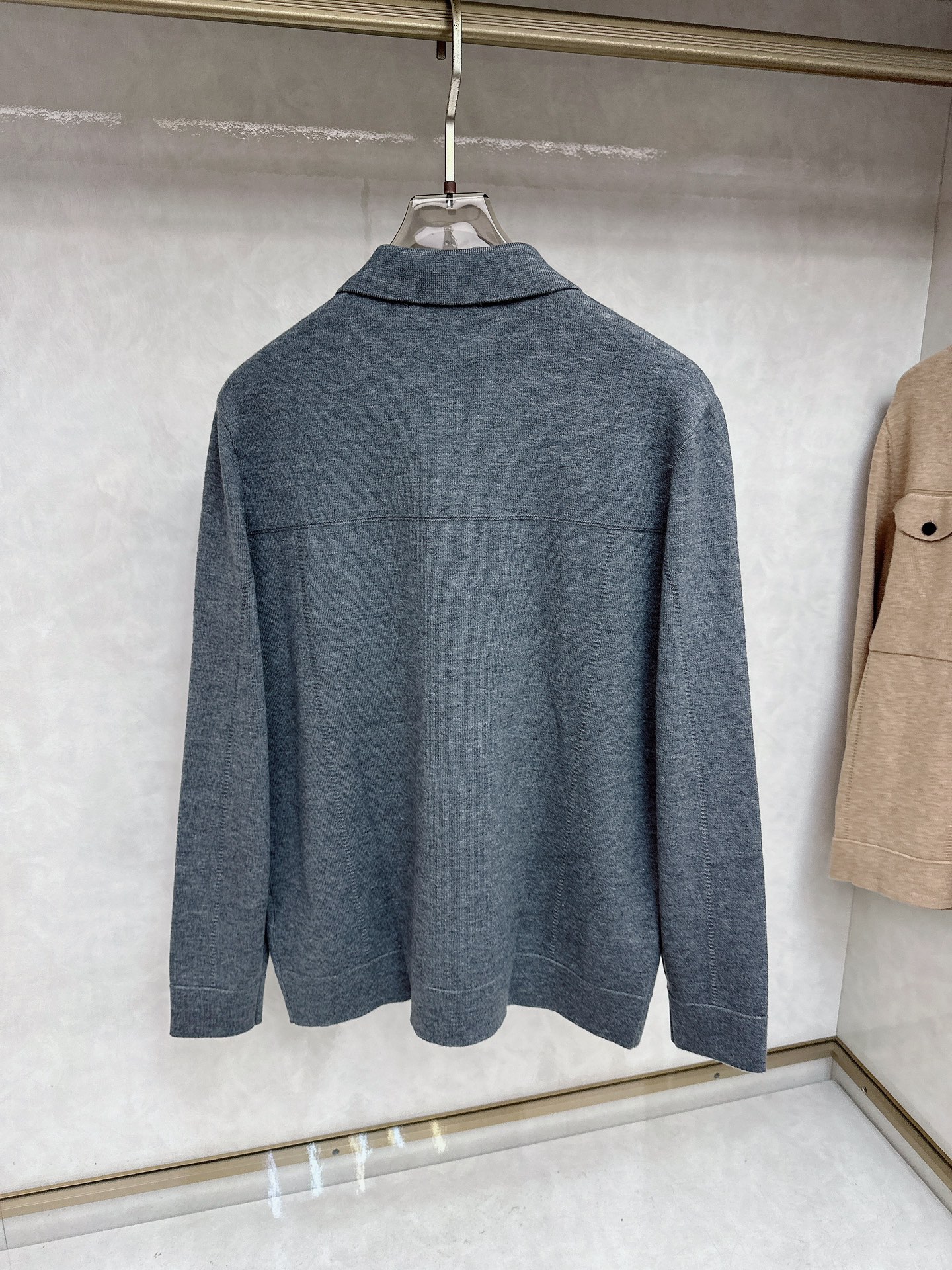 kiton 2025SS秋冬新款毛呢翻领夹克外套，面料与辅料皆为客供，定织定染而成，触感极为柔软细腻，细