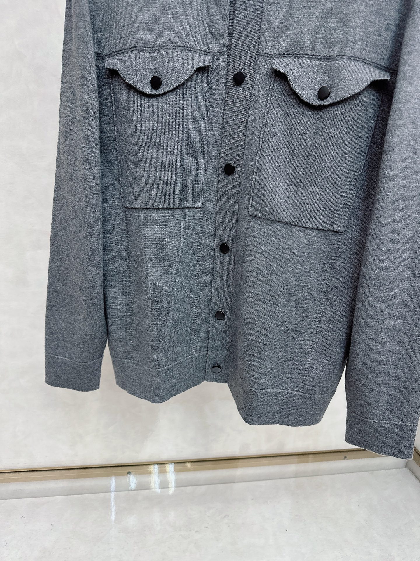 kiton 2025SS秋冬新款毛呢翻领夹克外套，面料与辅料皆为客供，定织定染而成，触感极为柔软细腻，细