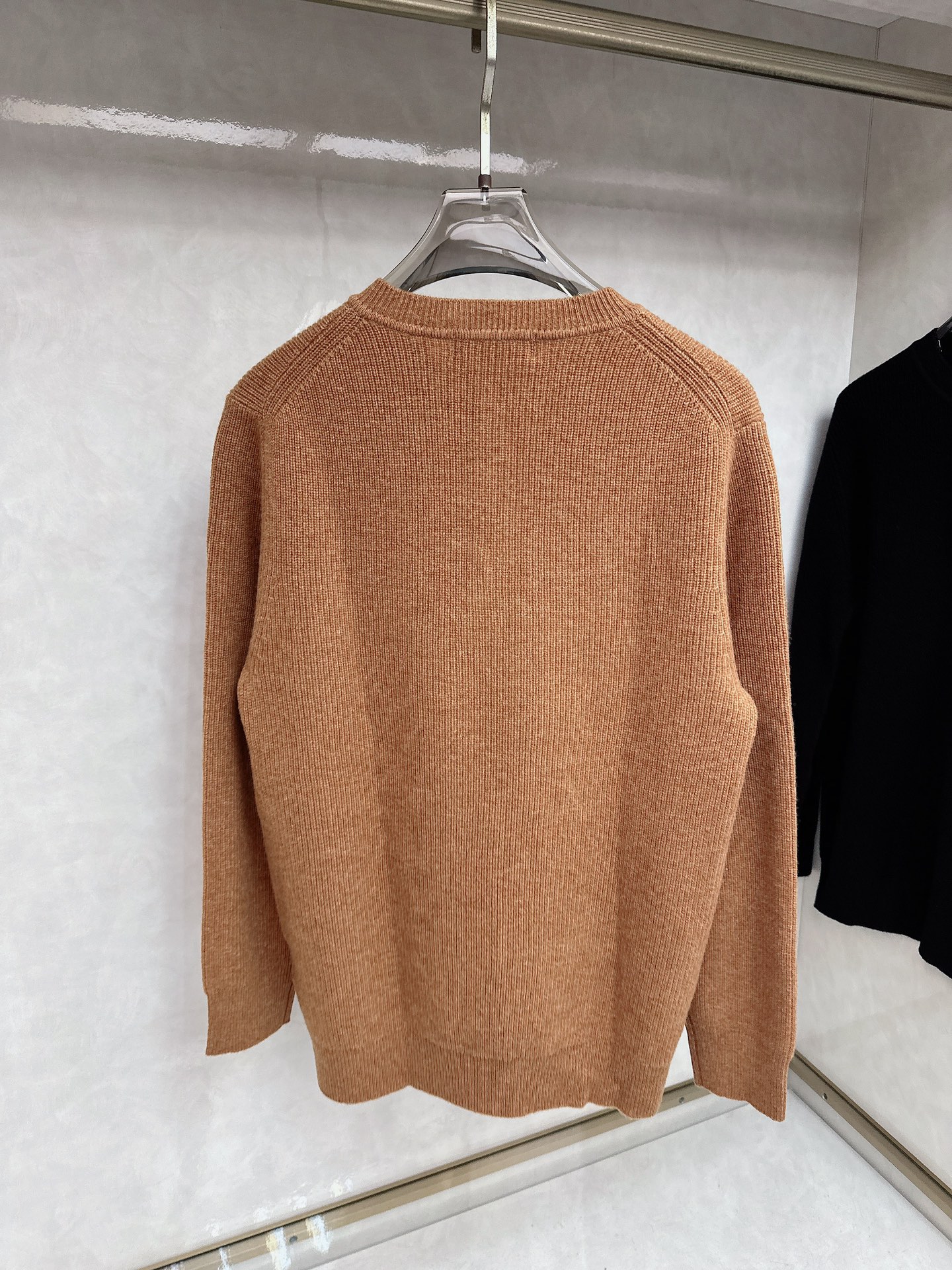 lp🆕 LoroPiana 亨利领纽扣长袖针织毛衣，选用100％优质长绒棉精制而成，采用德国进口6.2针