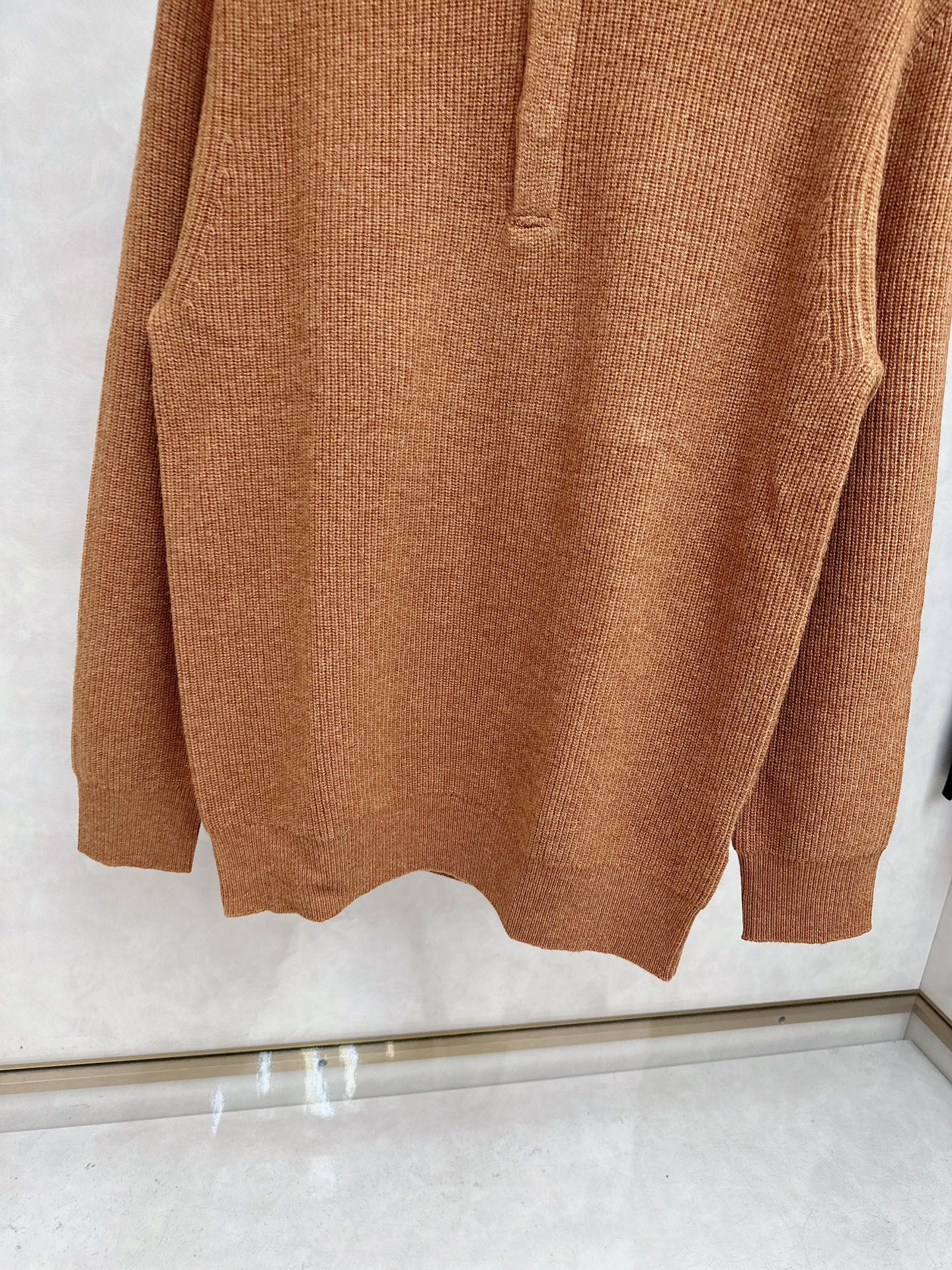 lp🆕 LoroPiana 亨利领纽扣长袖针织毛衣，选用100％优质长绒棉精制而成，采用德国进口6.2针