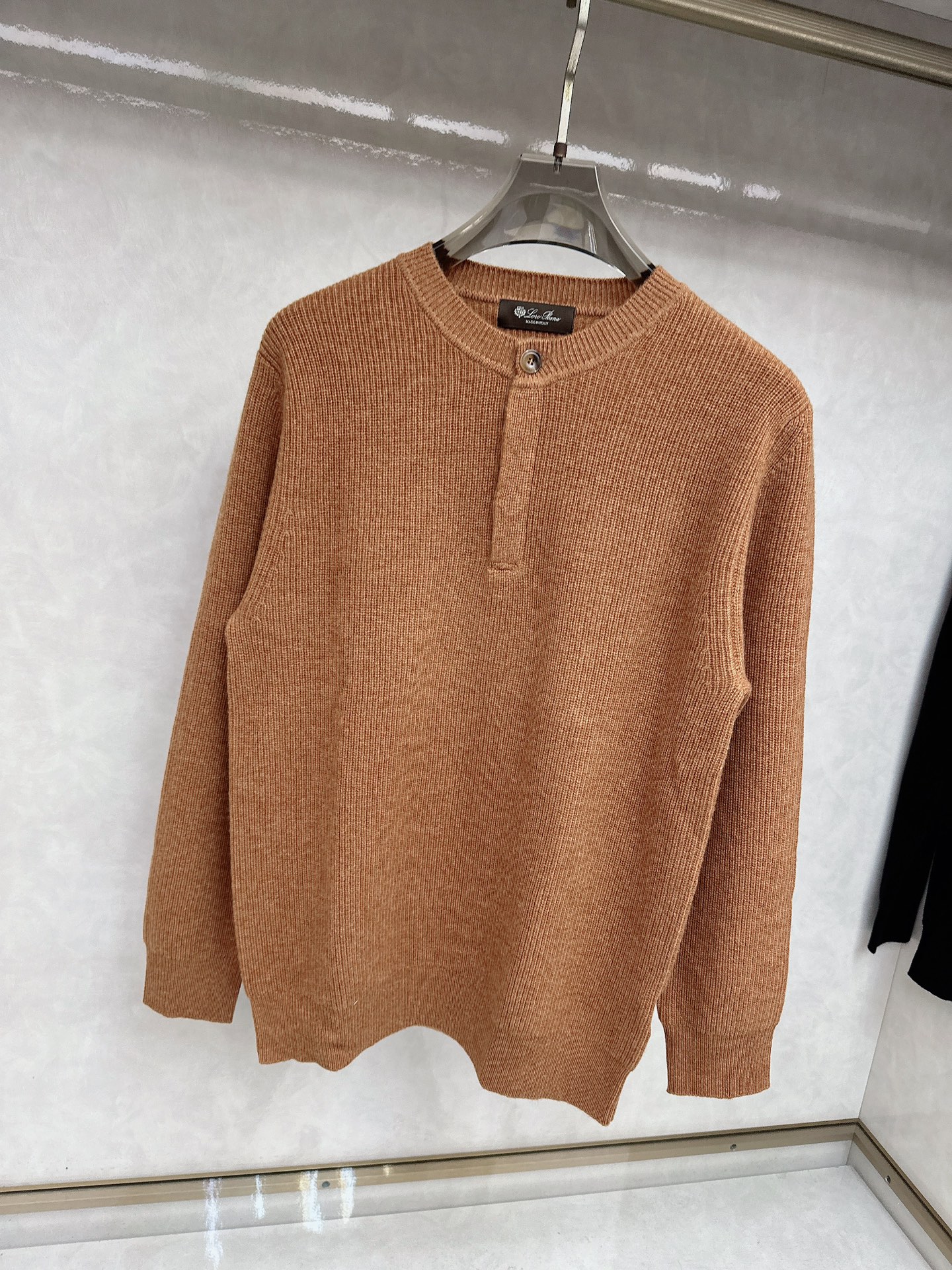 lp🆕 LoroPiana 亨利领纽扣长袖针织毛衣，选用100％优质长绒棉精制而成，采用德国进口6.2针