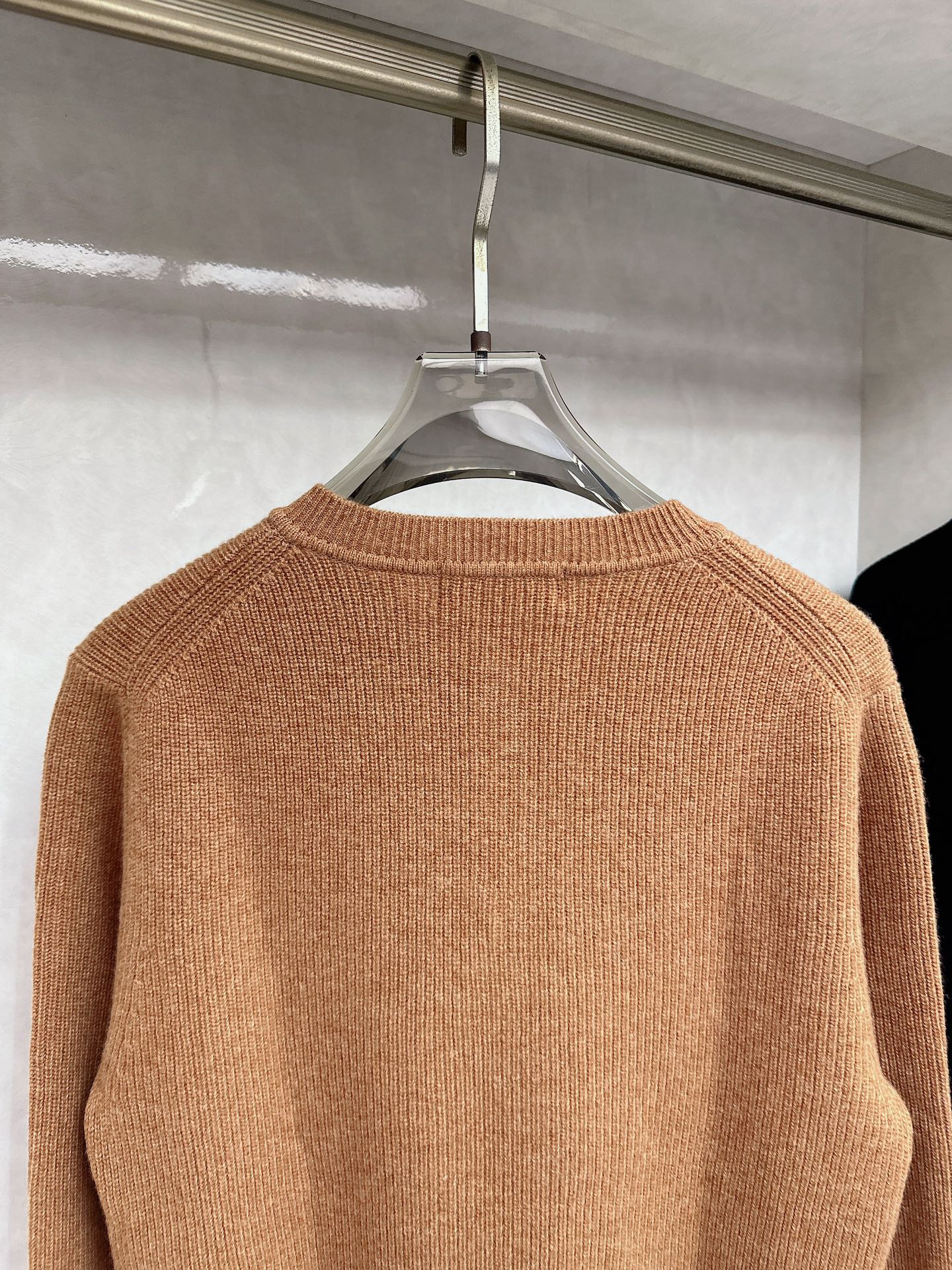 lp🆕 LoroPiana 亨利领纽扣长袖针织毛衣，选用100％优质长绒棉精制而成，采用德国进口6.2针