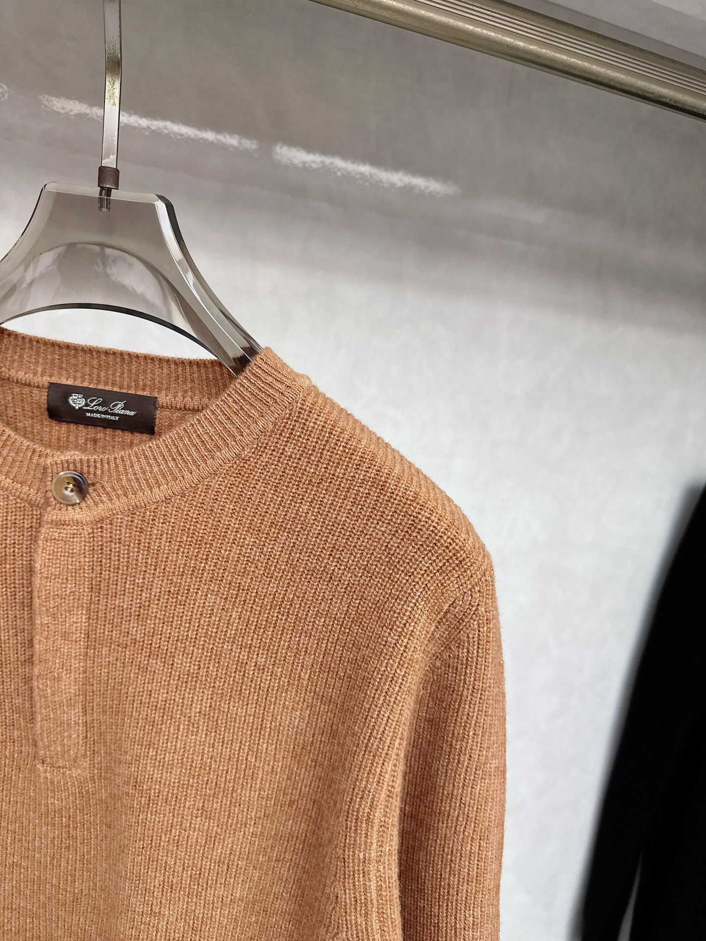 lp🆕 LoroPiana 亨利领纽扣长袖针织毛衣，选用100％优质长绒棉精制而成，采用德国进口6.2针