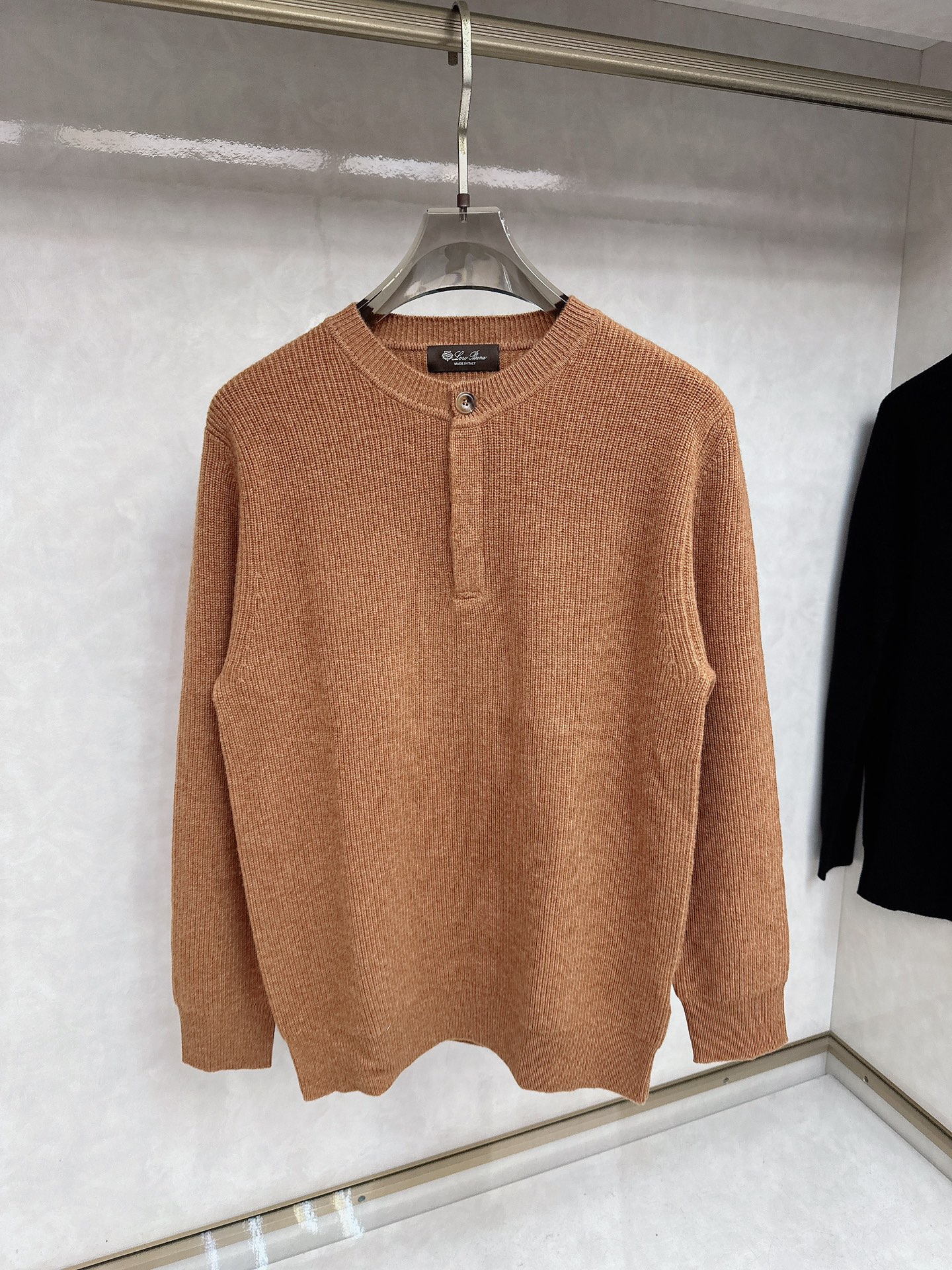 lp🆕 LoroPiana 亨利领纽扣长袖针织毛衣，选用100％优质长绒棉精制而成，采用德国进口6.2针