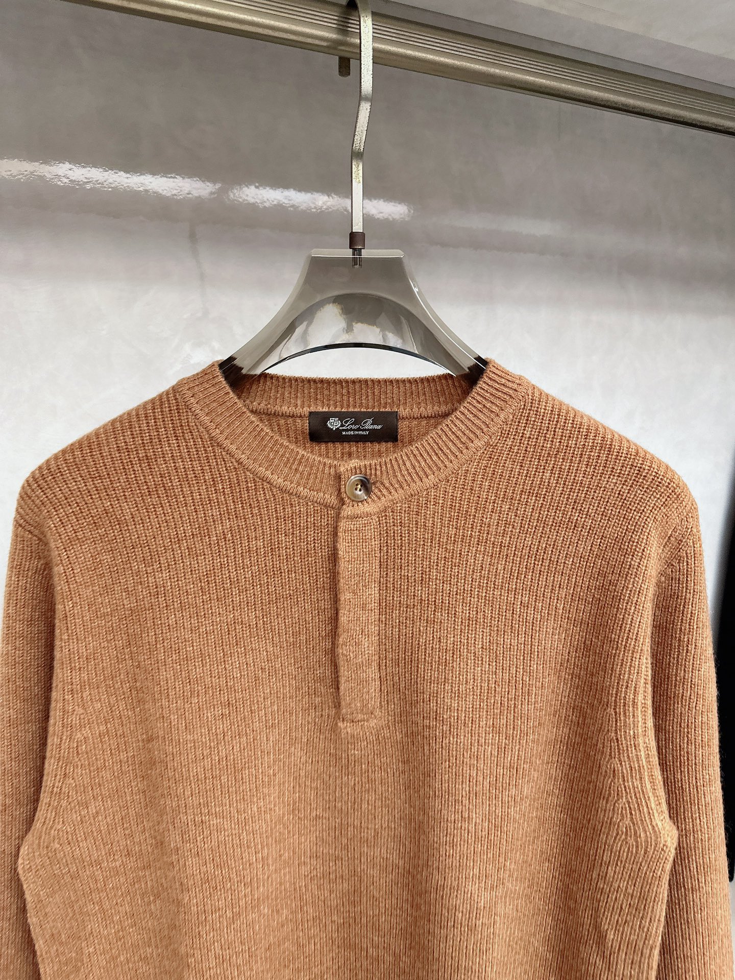 lp🆕 LoroPiana 亨利领纽扣长袖针织毛衣，选用100％优质长绒棉精制而成，采用德国进口6.2针
