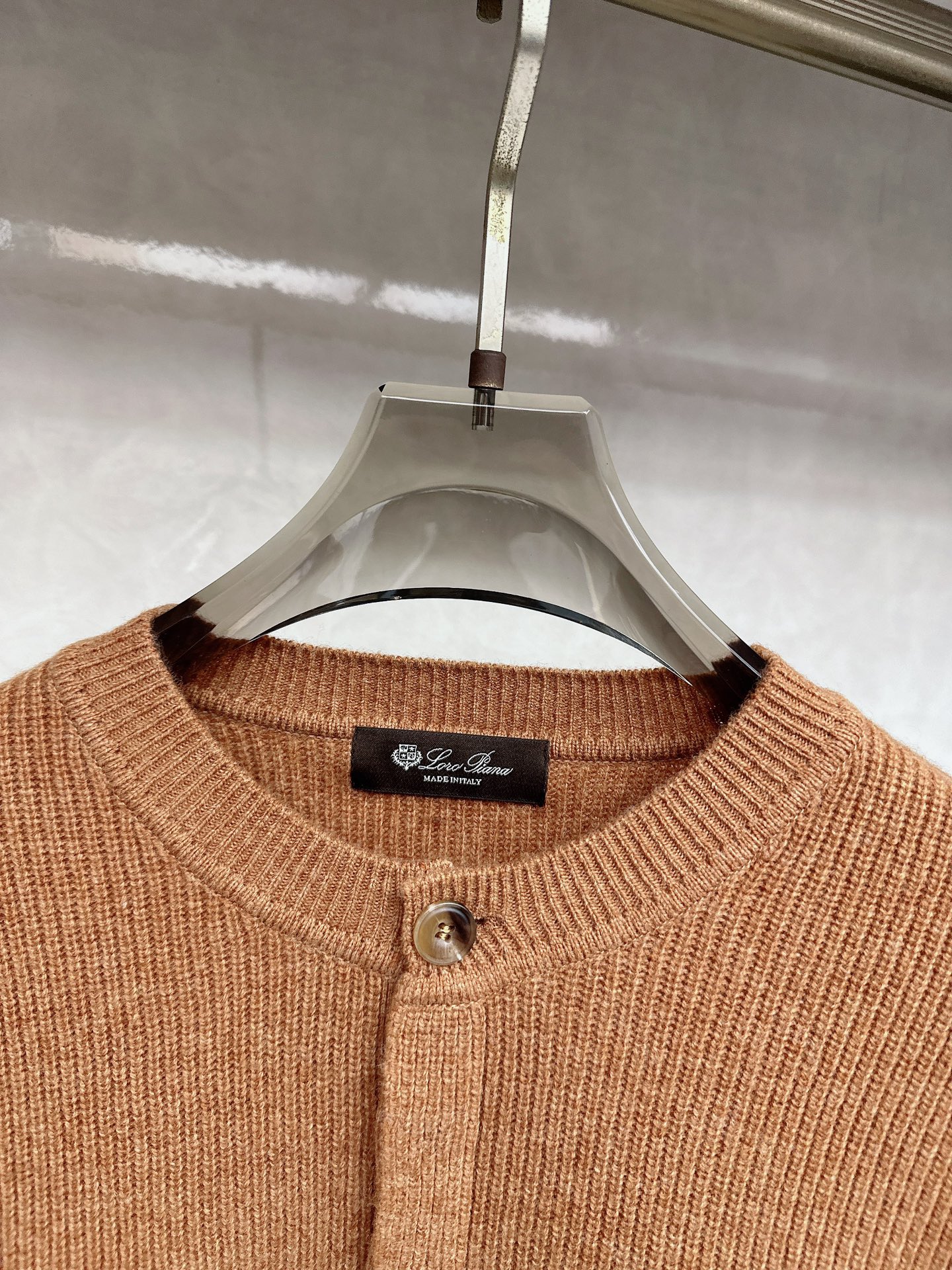 lp🆕 LoroPiana 亨利领纽扣长袖针织毛衣，选用100％优质长绒棉精制而成，采用德国进口6.2针