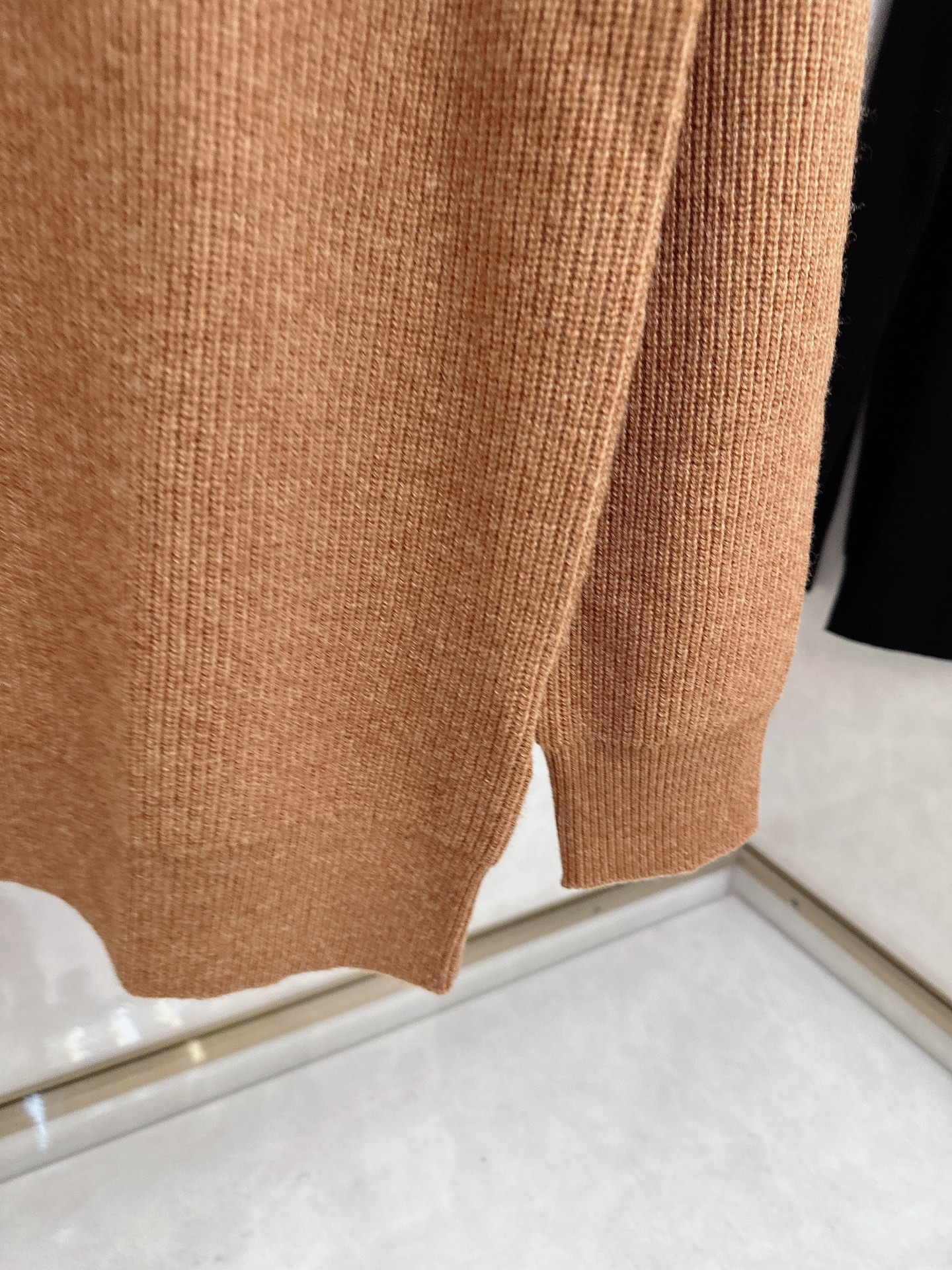 lp🆕 LoroPiana 亨利领纽扣长袖针织毛衣，选用100％优质长绒棉精制而成，采用德国进口6.2针