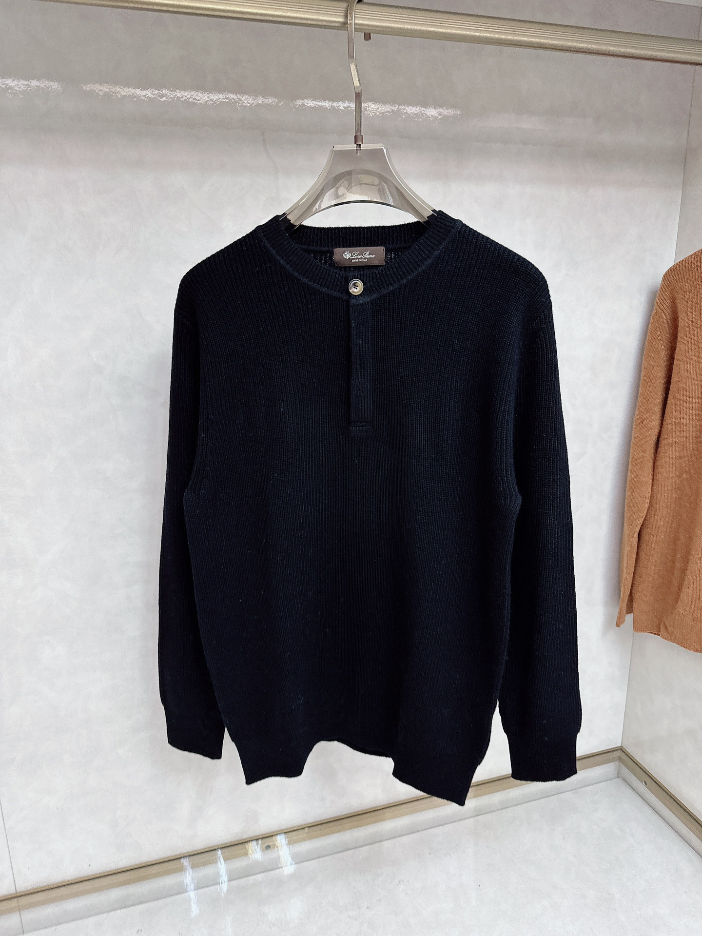lp🆕 LoroPiana 亨利领纽扣长袖针织毛衣，选用100％优质长绒棉精制而成，采用德国进口6.2针