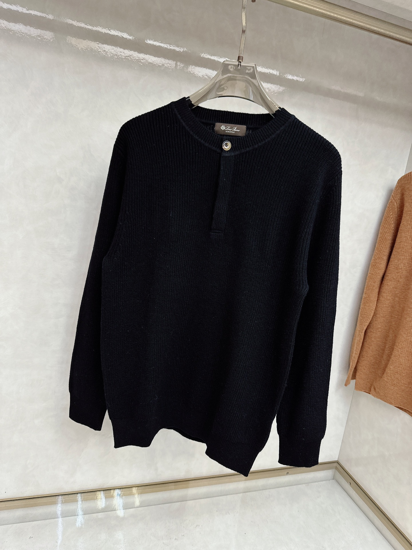 lp🆕 LoroPiana 亨利领纽扣长袖针织毛衣，选用100％优质长绒棉精制而成，采用德国进口6.2针