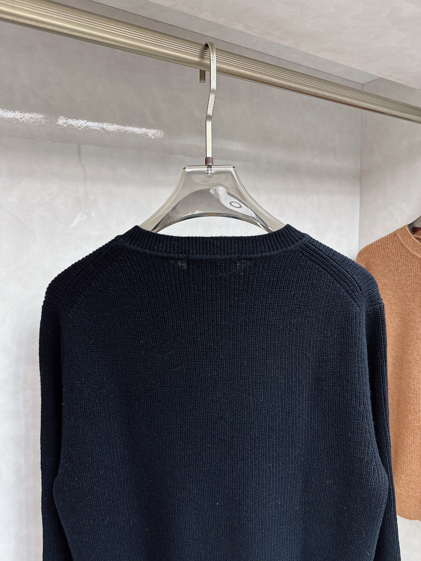 lp🆕 LoroPiana 亨利领纽扣长袖针织毛衣，选用100％优质长绒棉精制而成，采用德国进口6.2针