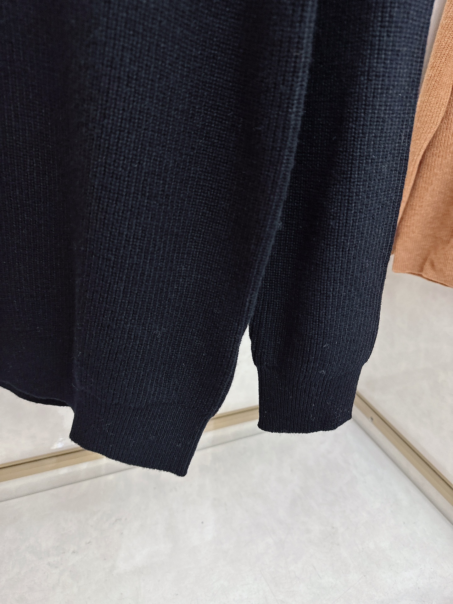 lp🆕 LoroPiana 亨利领纽扣长袖针织毛衣，选用100％优质长绒棉精制而成，采用德国进口6.2针