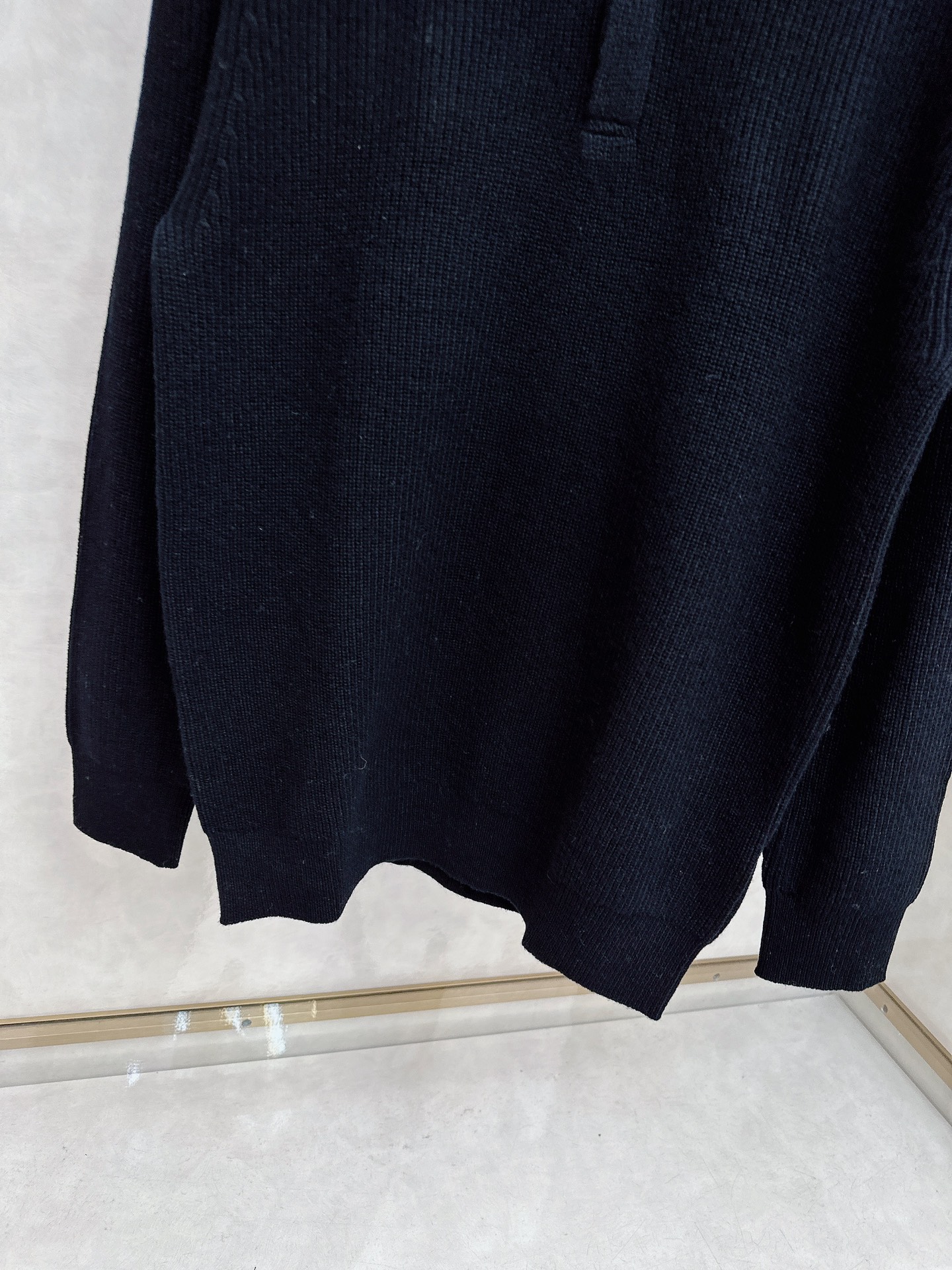 lp🆕 LoroPiana 亨利领纽扣长袖针织毛衣，选用100％优质长绒棉精制而成，采用德国进口6.2针