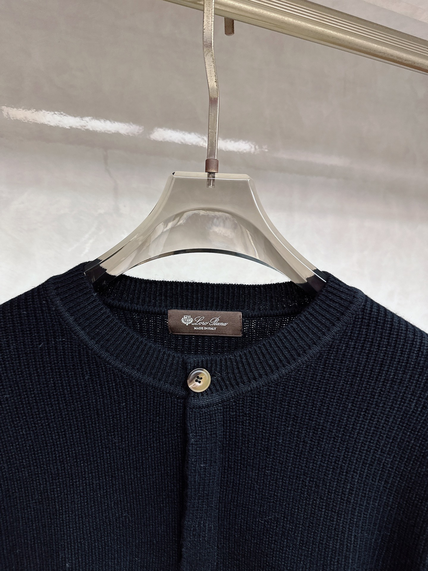 lp🆕 LoroPiana 亨利领纽扣长袖针织毛衣，选用100％优质长绒棉精制而成，采用德国进口6.2针