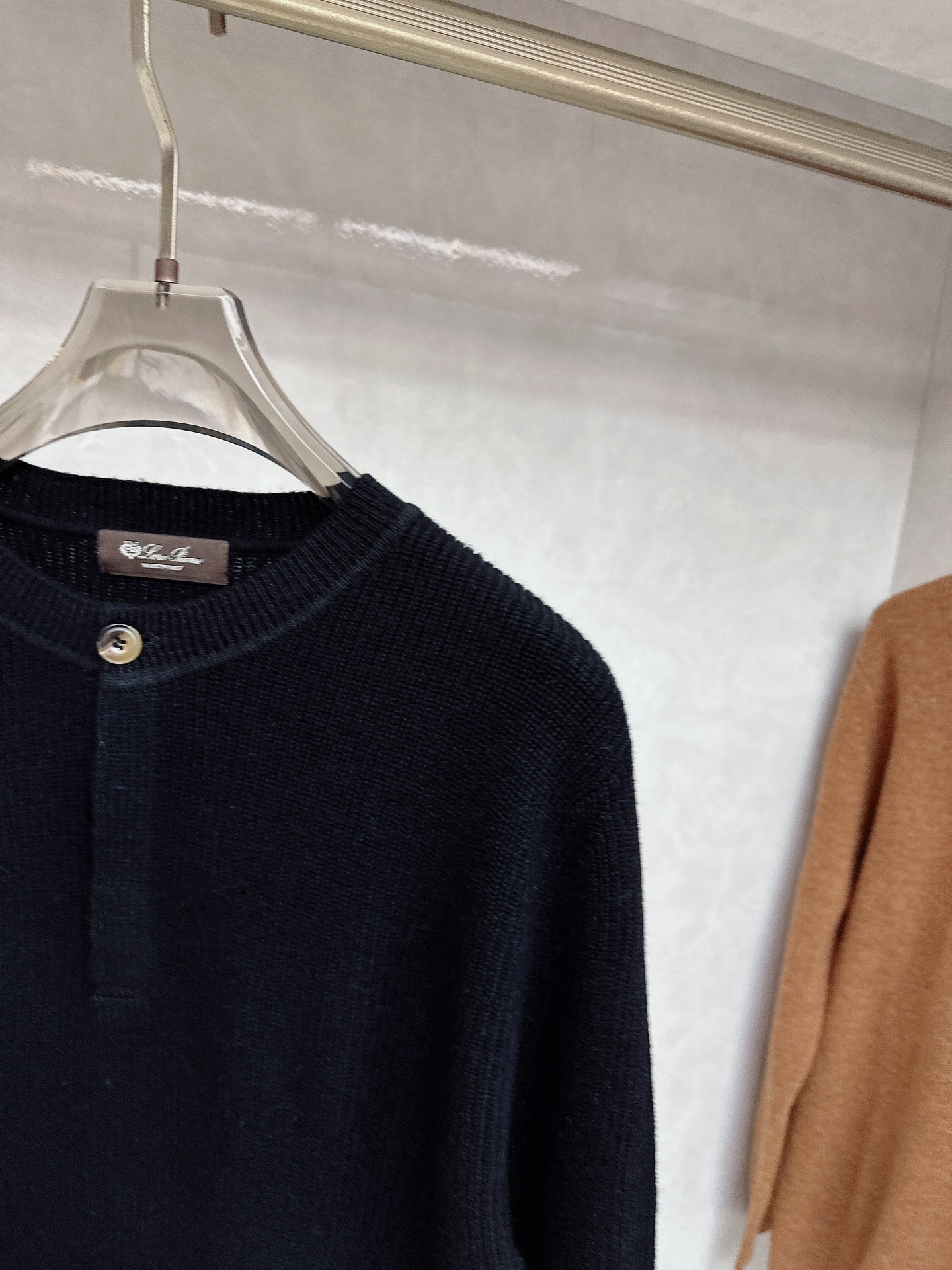 lp🆕 LoroPiana 亨利领纽扣长袖针织毛衣，选用100％优质长绒棉精制而成，采用德国进口6.2针
